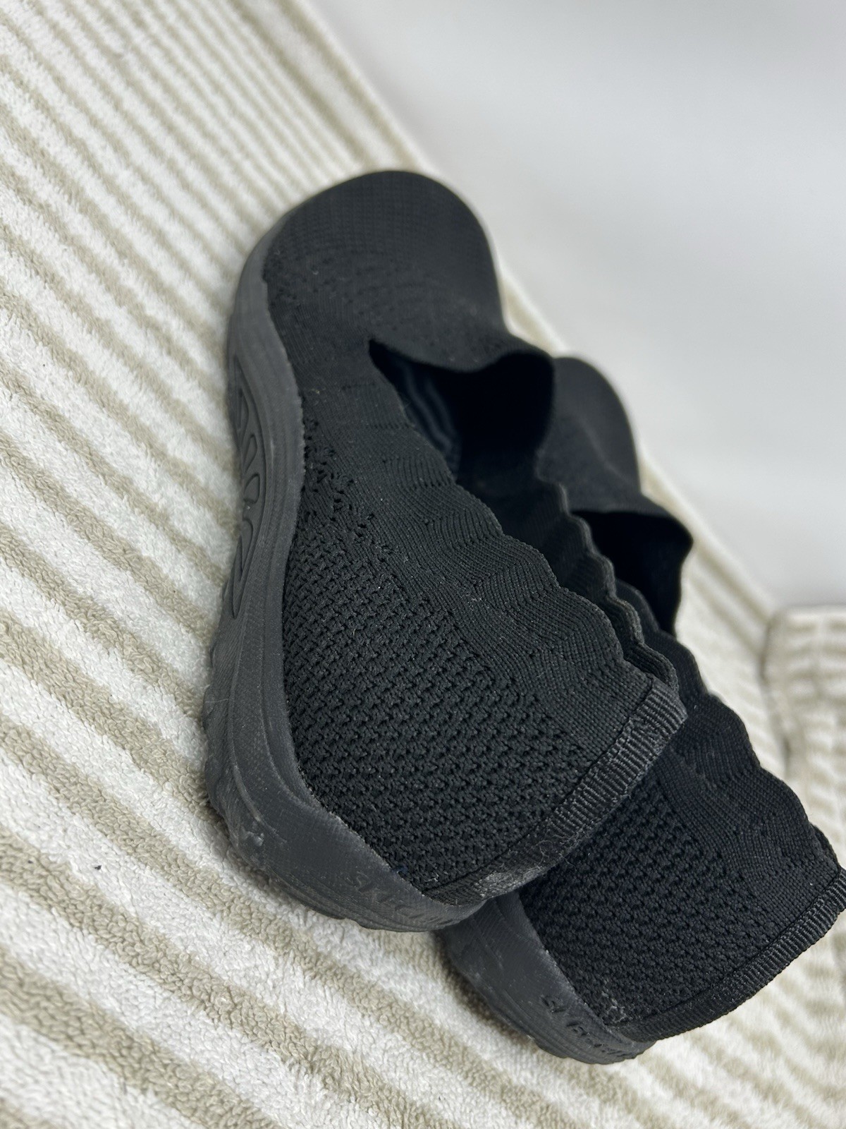 Skechers Womens Size 8.5 Black Mesh Classic Fit Air Cooled Slip On Shoes