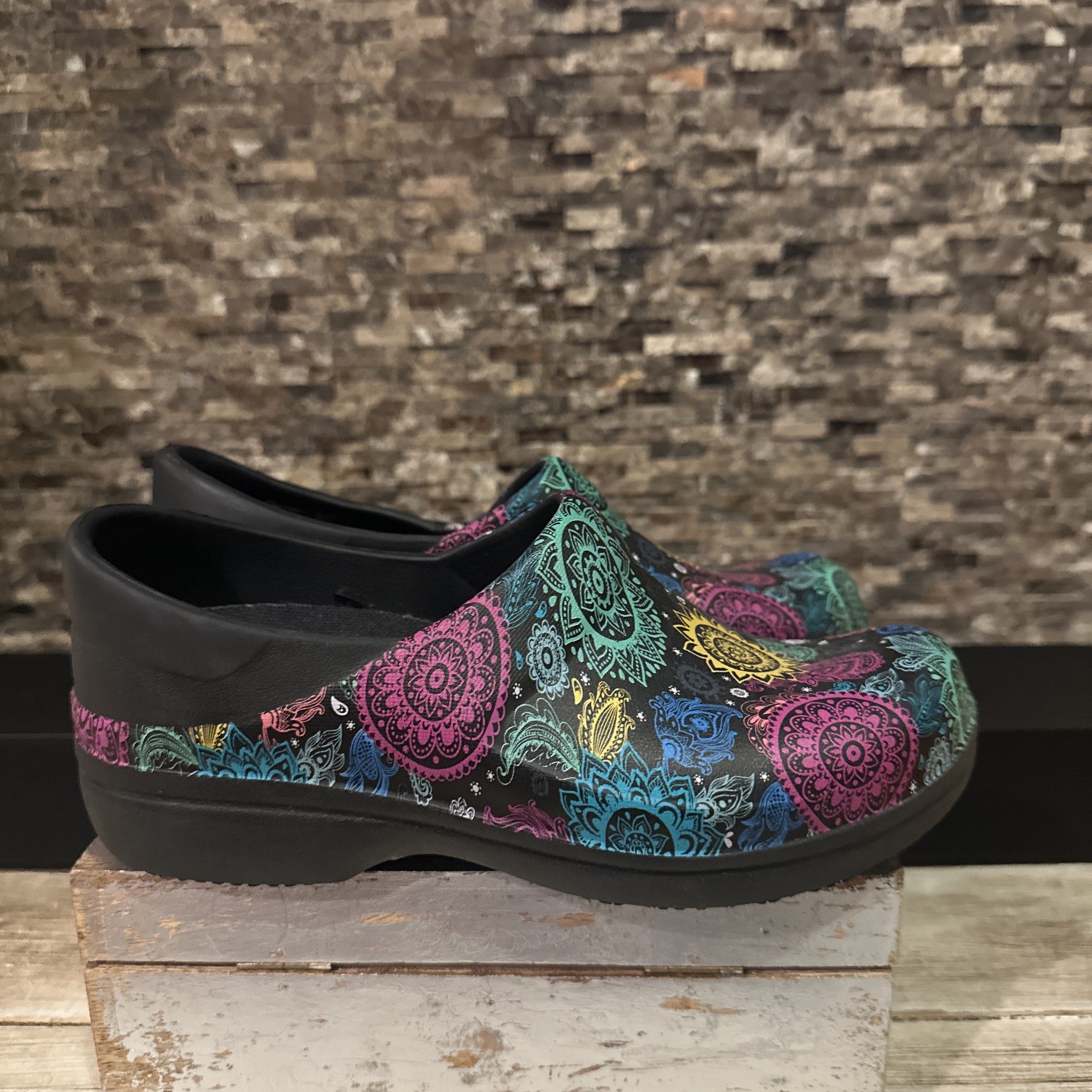 Crocs Neria Pro II Graphic Clog Black Abstract Print Slip Resistant Shoes Size 7