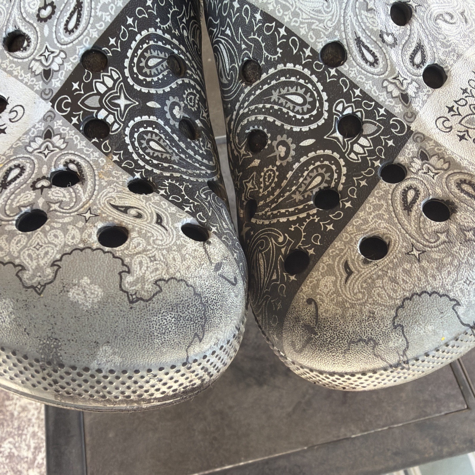 CROCS Baya Bandana pPaisley Printed Clog Shoe Unisex M6 W8 Black Gray