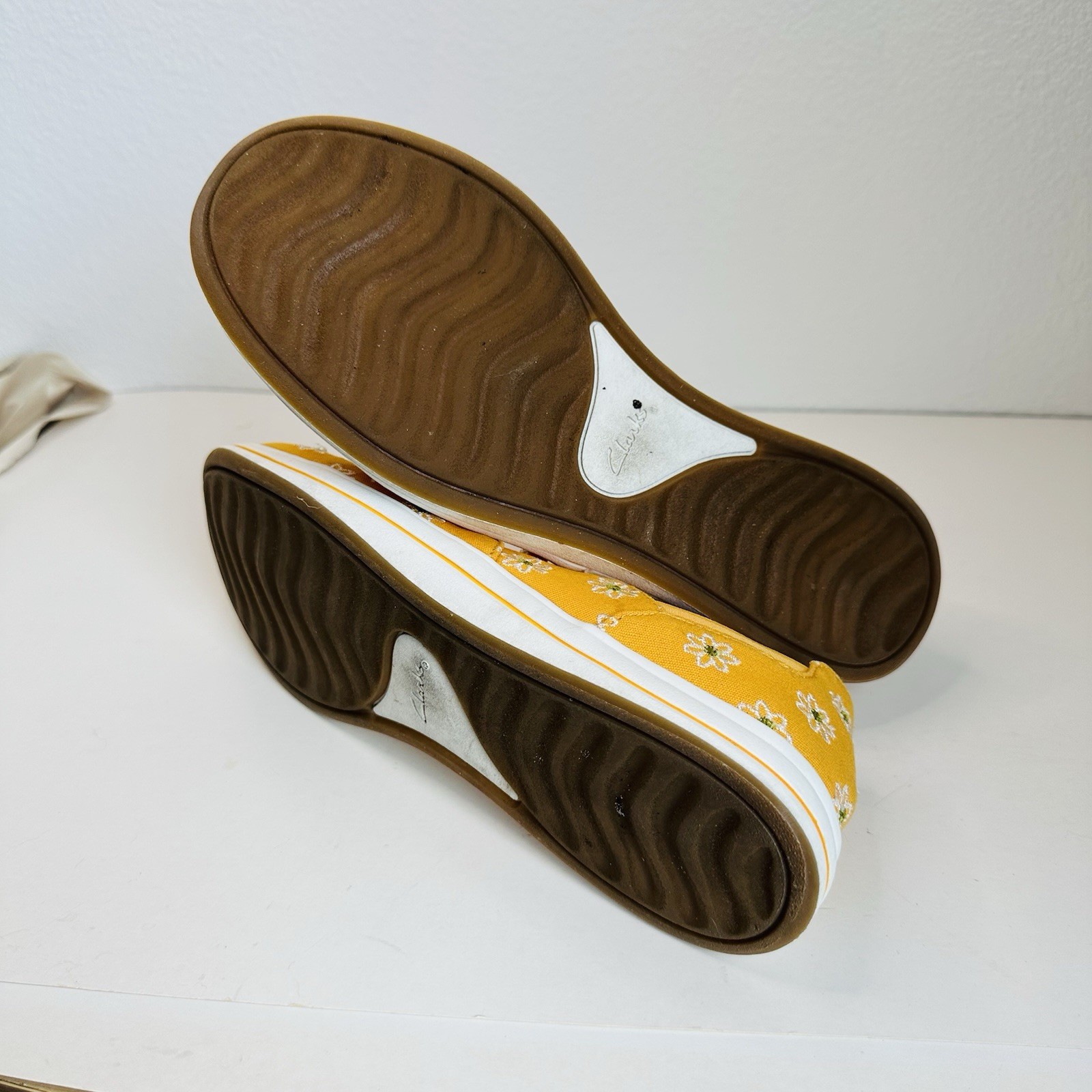 Clark’s Cloud Steppers Yellow Flower Sneakers Size 9