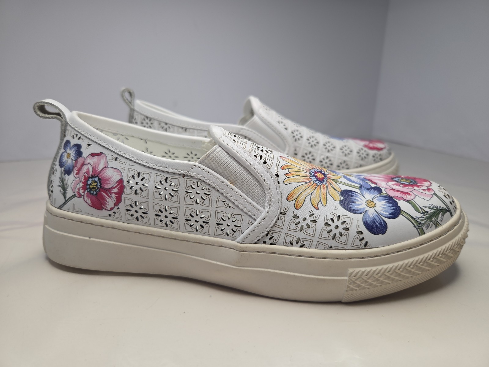 Spring Step L’Artiste Reallove White Leather sneaker Laser Cut Floral Sz 7 NWOB