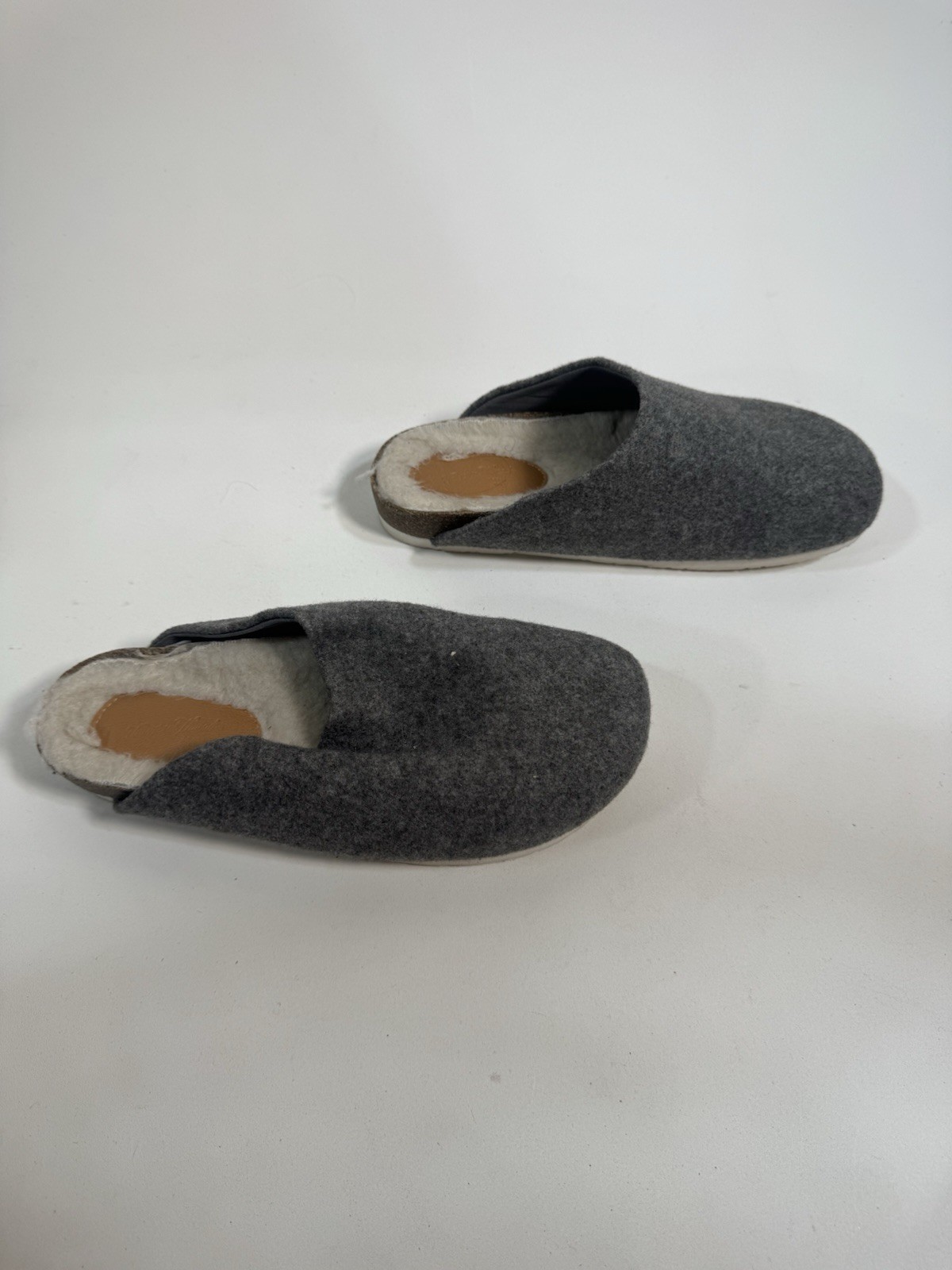 universal thread bev clog slipper