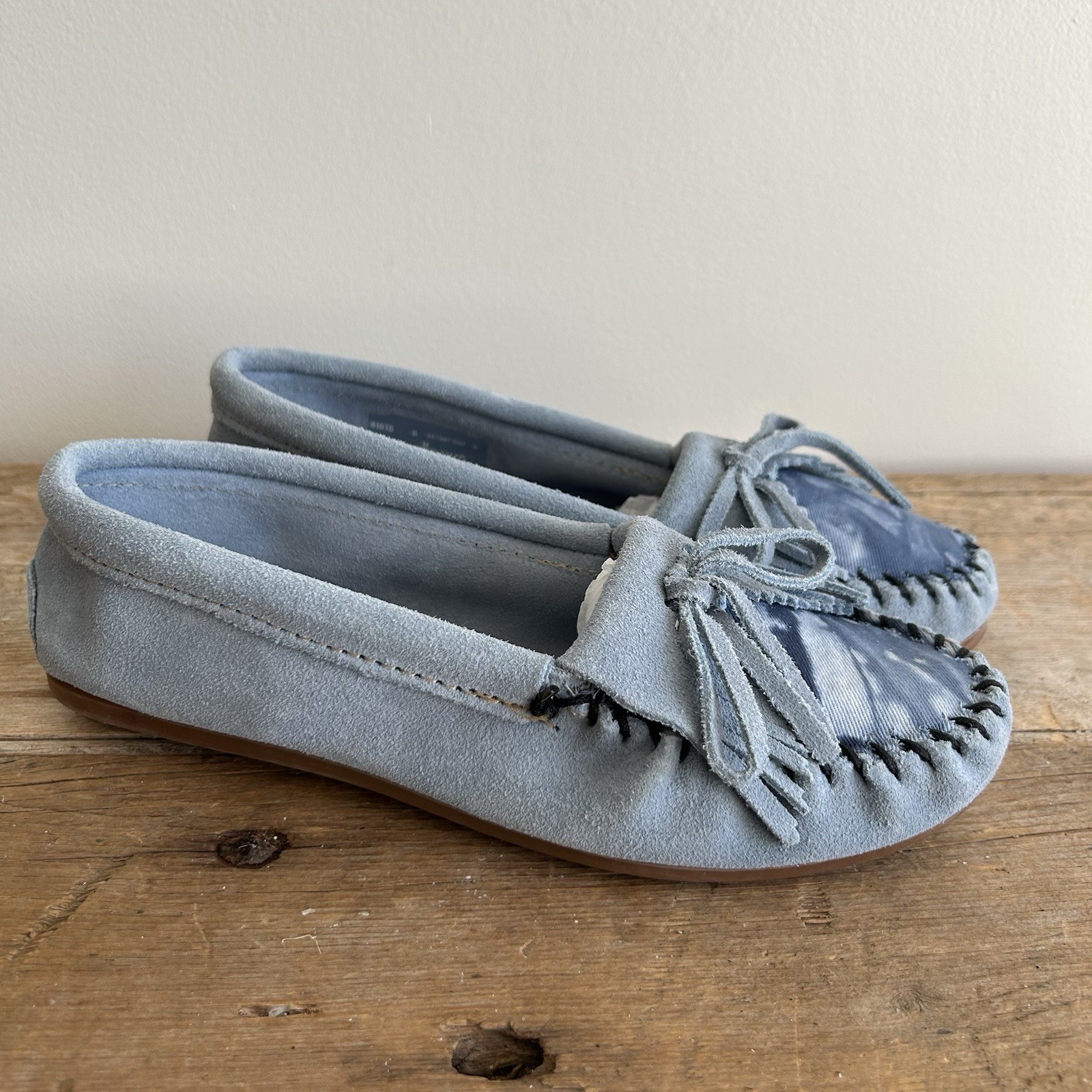 MInnetonka Moccassin Women’s 8 Blue Suede Leather Tie Dye Fringe NEW Never Worn