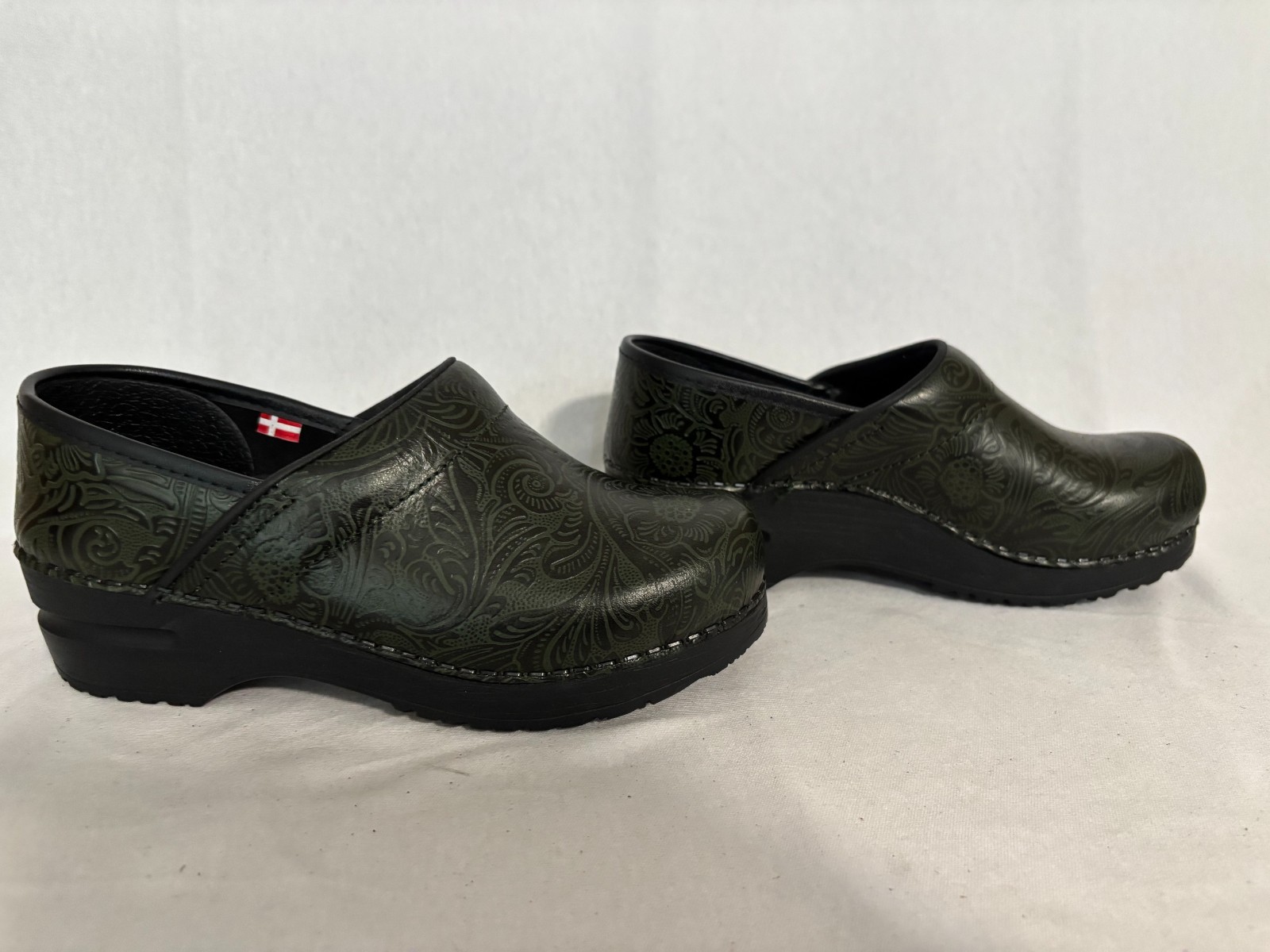 New in box Sanita The Original Danish clogs dark green size 6