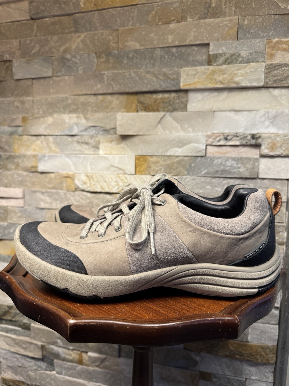Women’s Sz 9M Clarks Wave Andes Grey Beige Walking Hiking Shoes Sneakers EUC