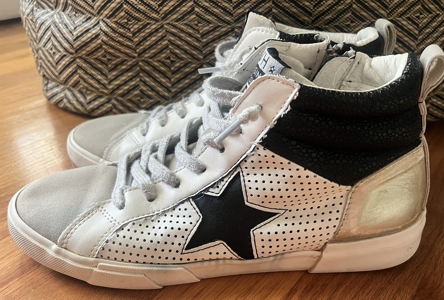 VINTAGE HAVANA Lester Women’s Fashion Sneakers White Silver Gold Size 8