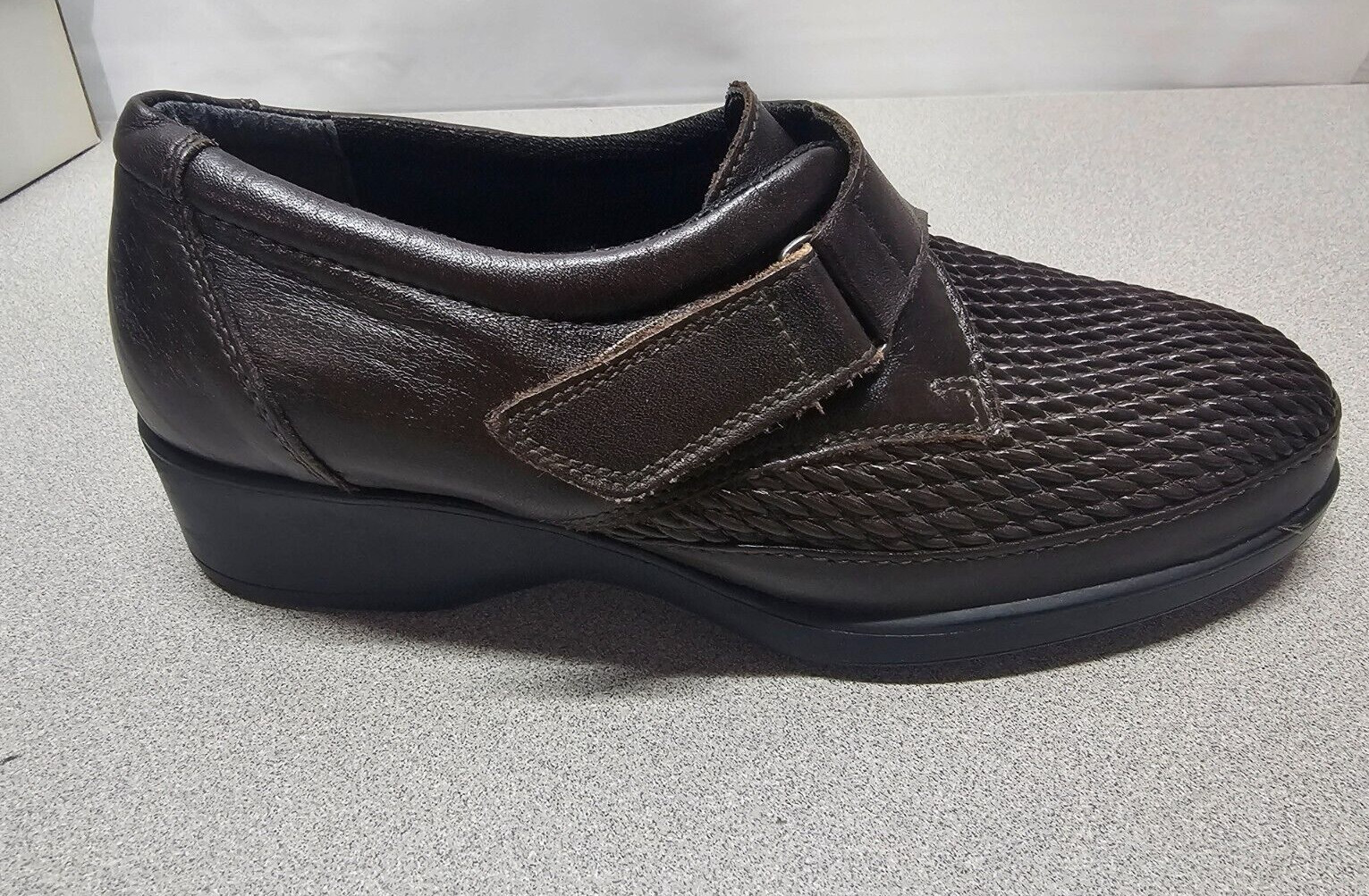 NIB RelaxShoe Eden Womens Size 6.5 Brown Leather Casual Walking Shoe Comfort