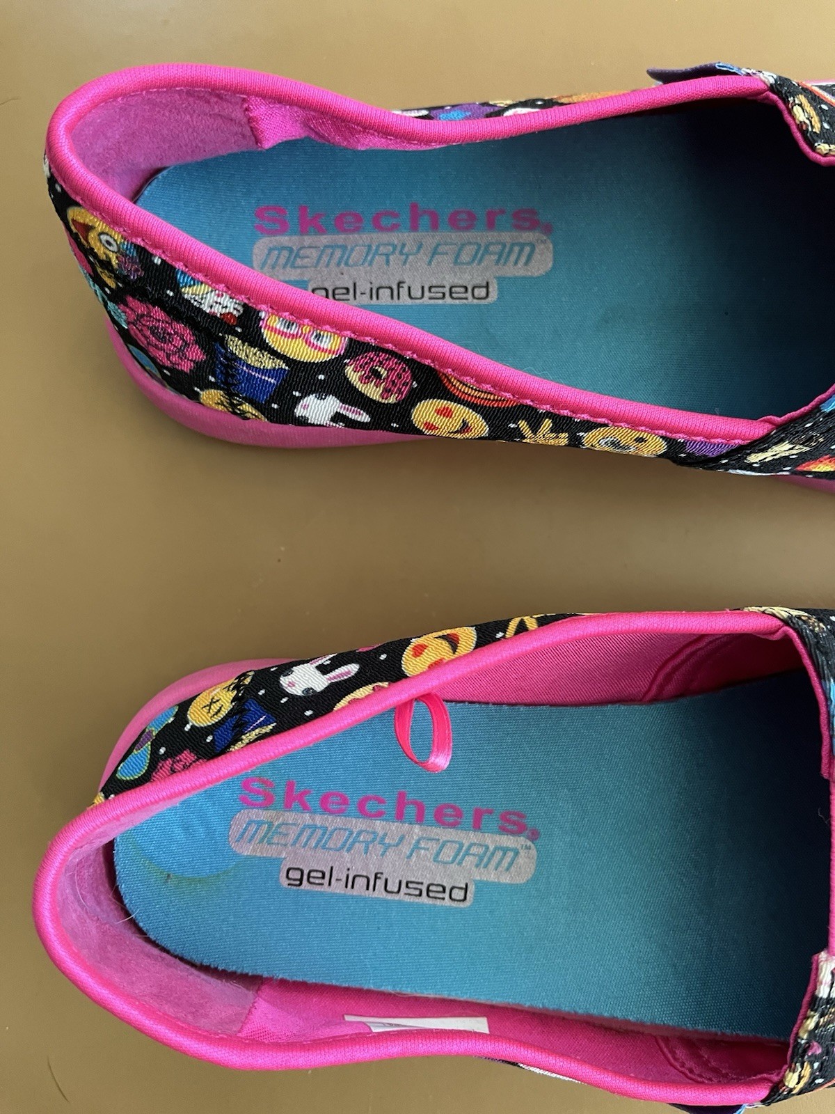 Skechers Womens Emoji Print Canvas Slip On Shoes Size 5 Memory Foam Gel Infused