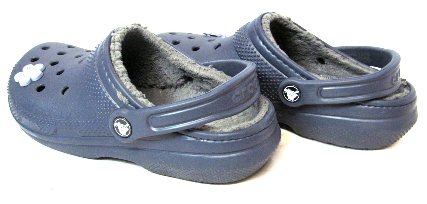 Crocs Faux Fur Lined Dark Blue Womens Size 8 Dual Comfort with cute daisy pins