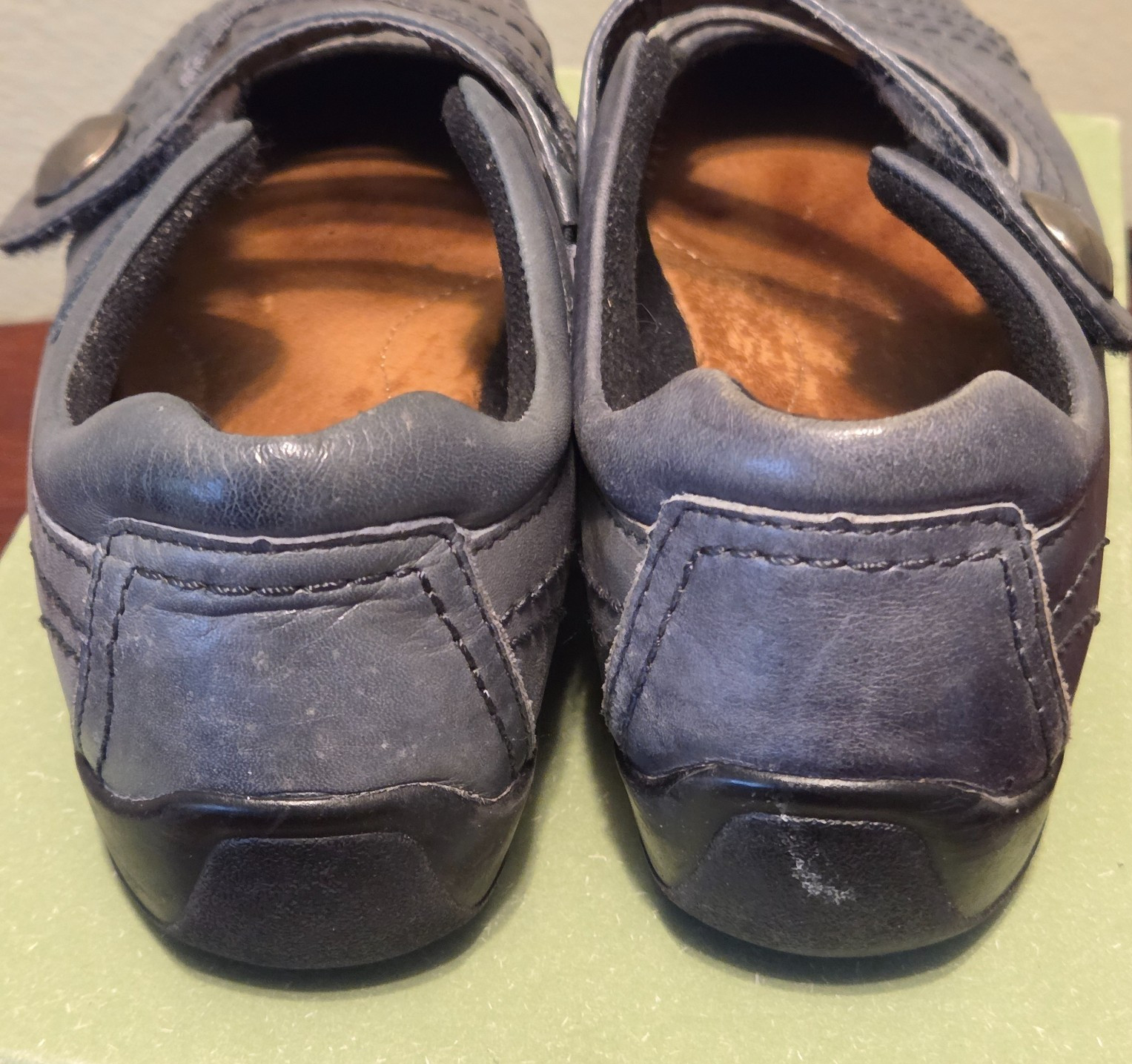 Women’s Clarks Artisan Gray Leather Mary Janes w/Fabric Fastener Closure Button