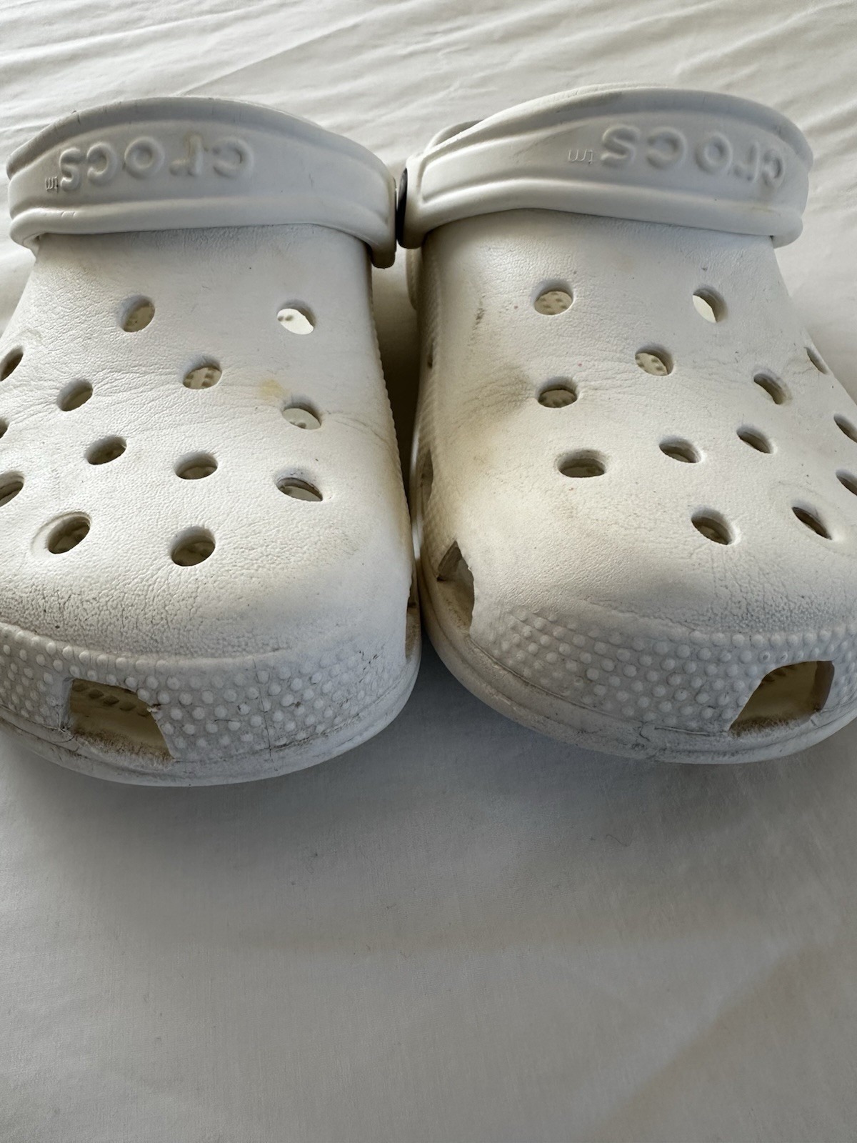 Crocs Unisex White Classic Slip-On Sandals, Ultra Light, Water-Friendly, M4W6
