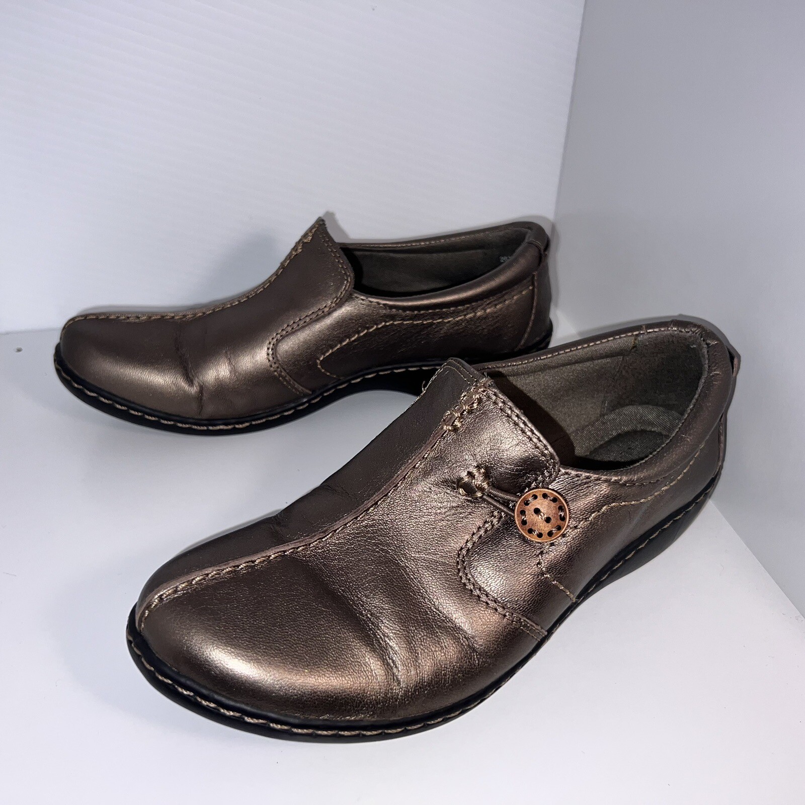 Clarks, 7.5M, leather slip on bungee wooden button, toggle golden bronze loafer