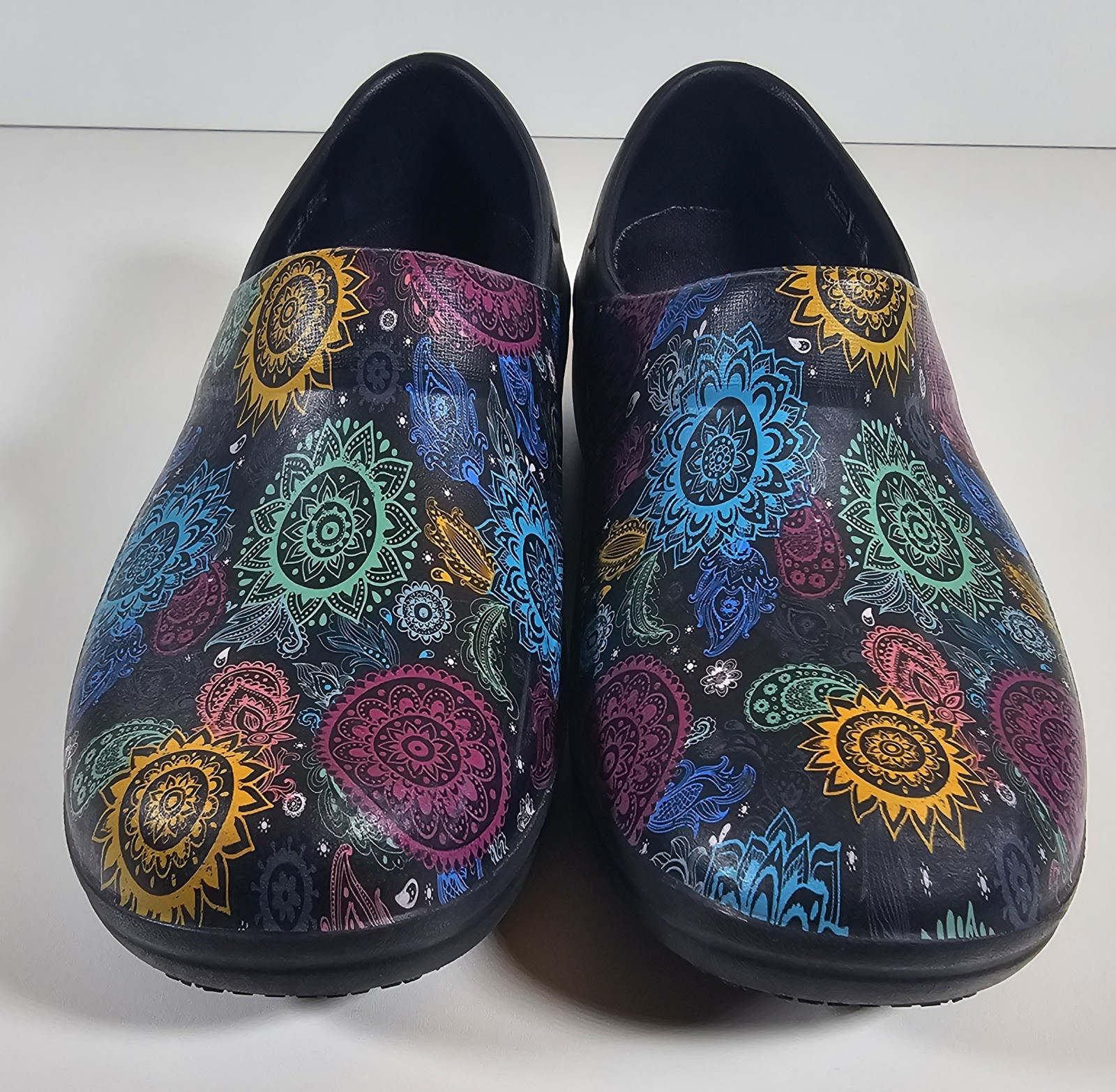 Crocs Neria Pro II Women Graphic Print Paisley Slip Resistant Clog Size 7