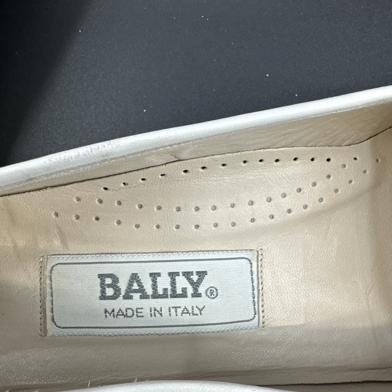 BALLY Womens White Leather Court Shoes Sz 8 Elegant Low Heel Comfortable Classic