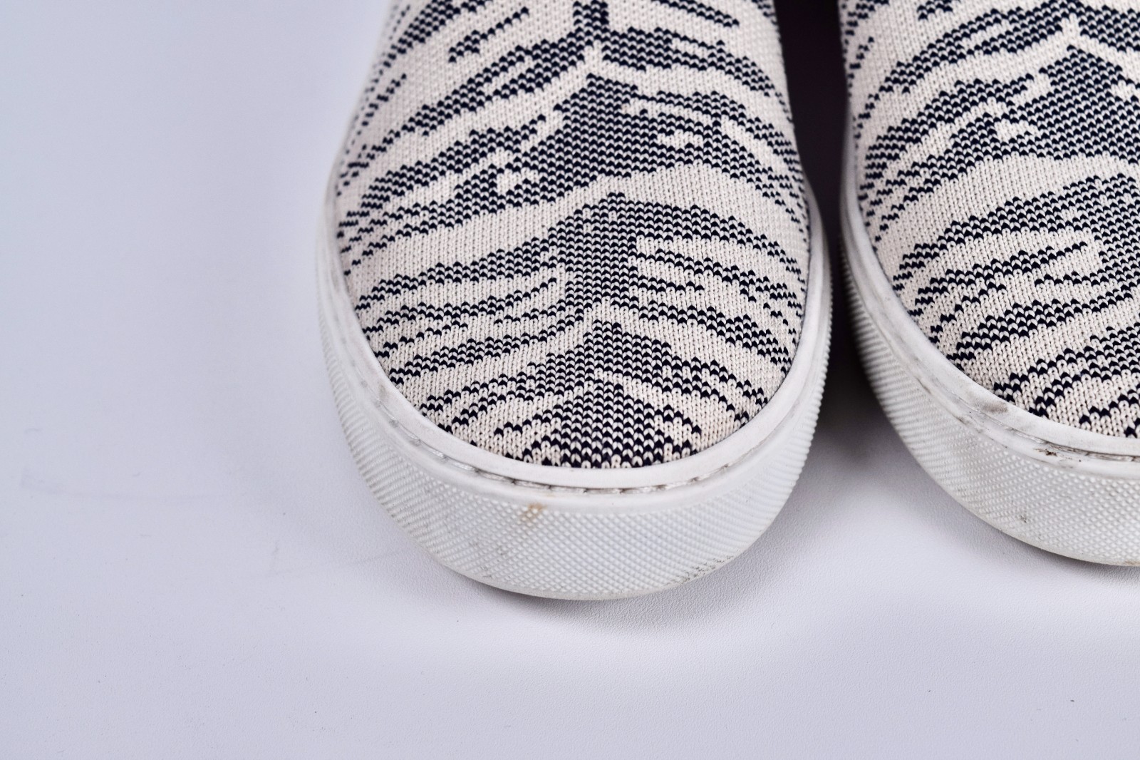 Rothy’s Women’s The Original Slip On Sneaker Maritime Tiger Navy White Size 8