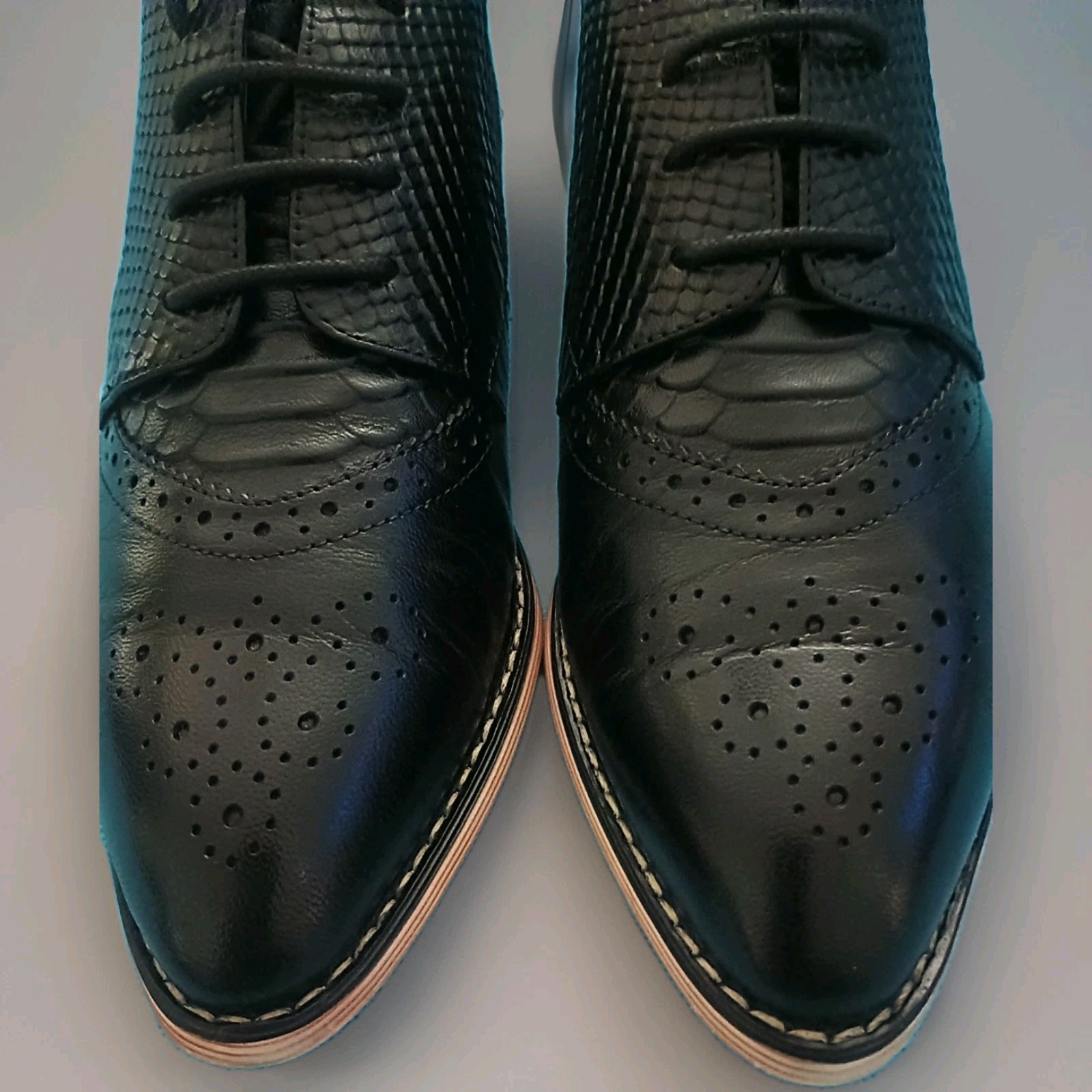 Mona Flying Womens Size 7.5 Leather Flat Oxfords Shoes Snake Skin Pattern