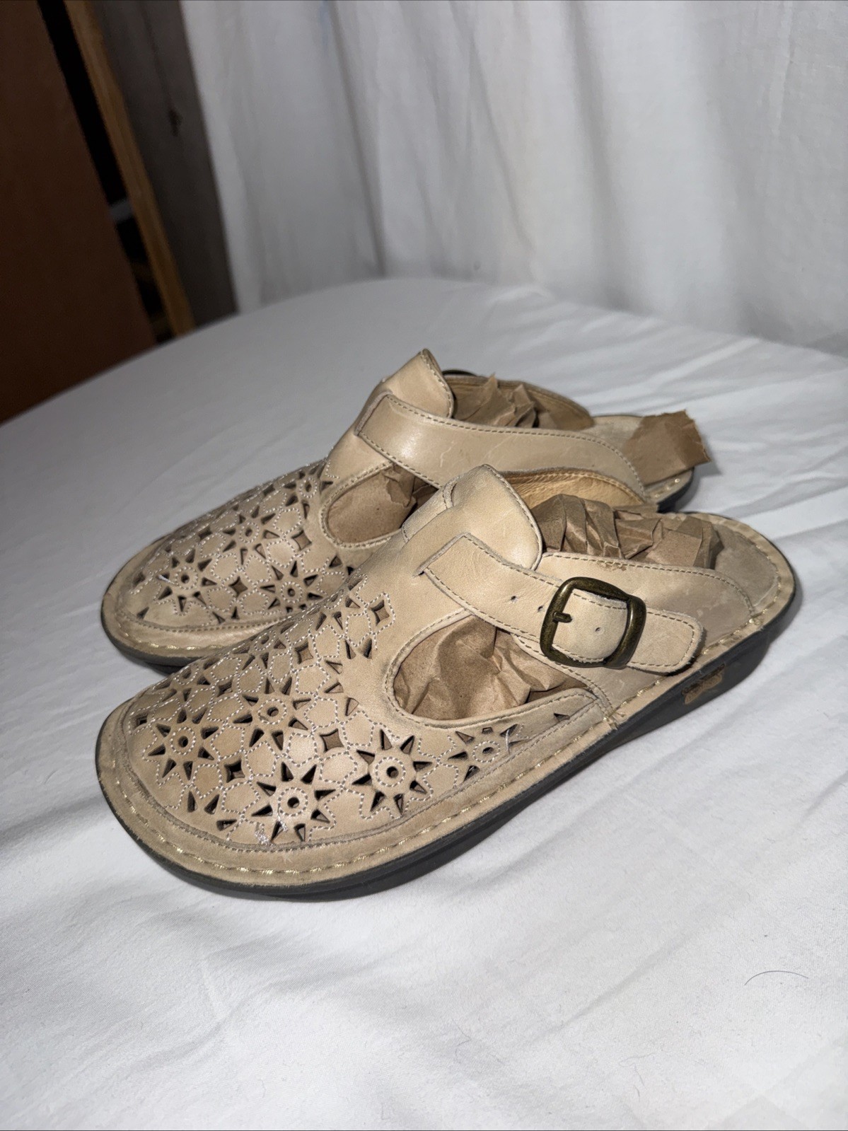 Alegria Classic Women’s Clogs Sz 7 (37) Tan/ Beige Laser Cut Floral Slides EUC