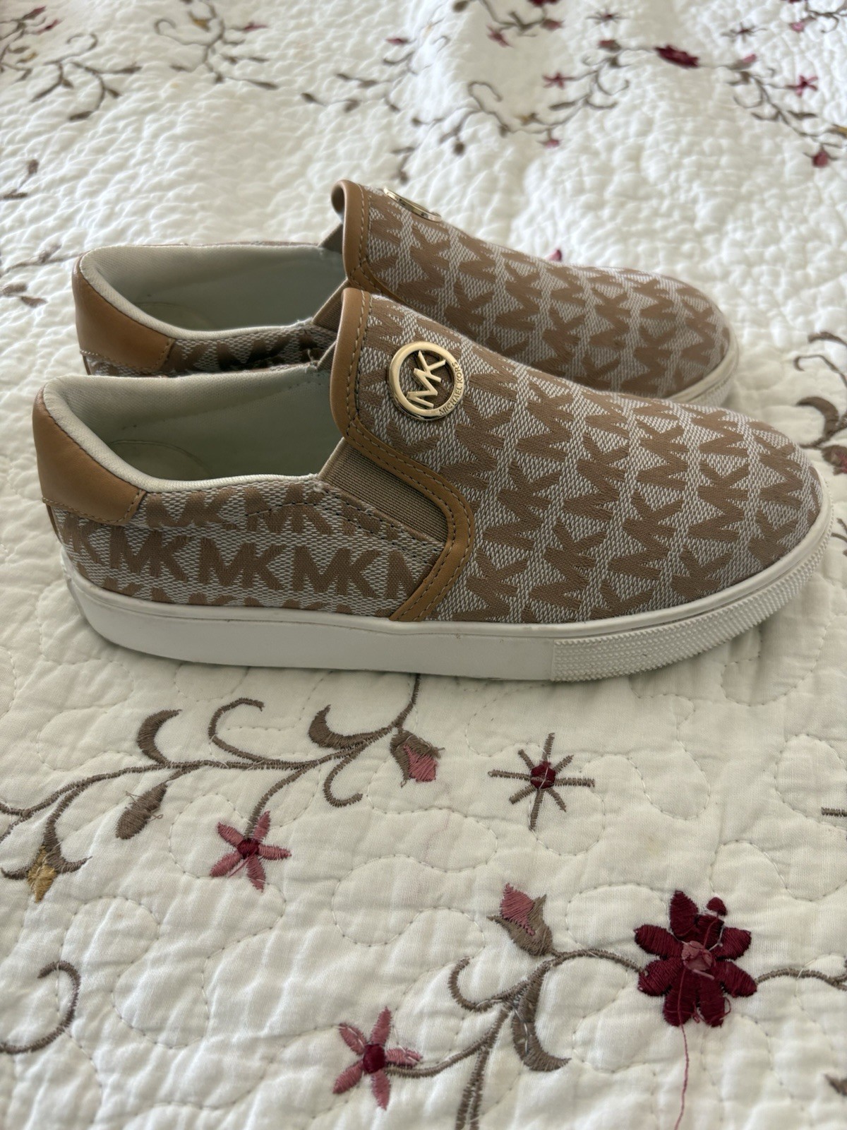 Michael Kors Kid’s Logo Slip-On Comfort Beige Brown White Flat Shoes. Kid size 1