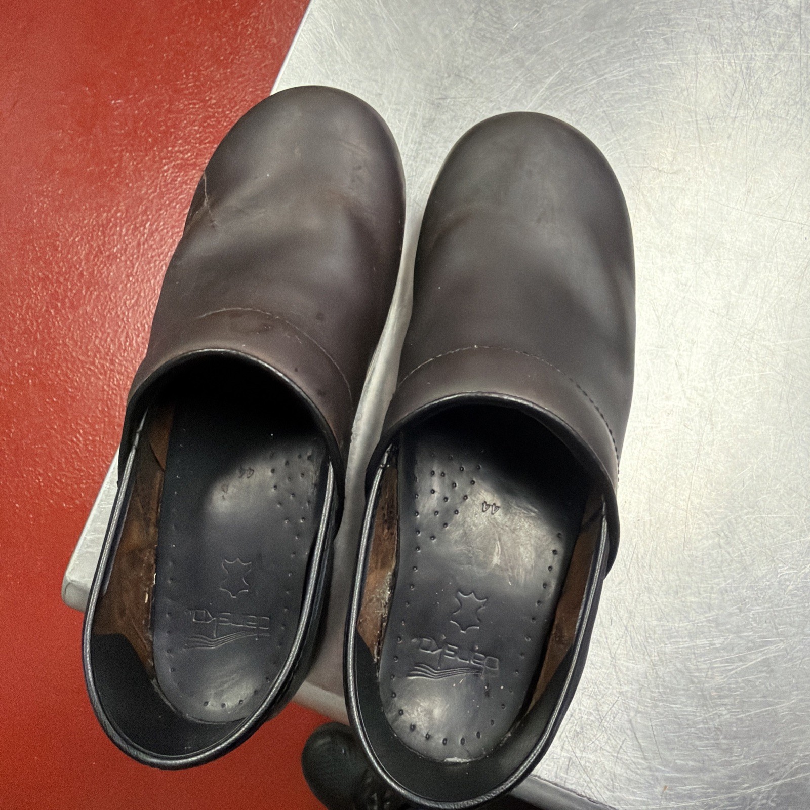 Dansko Professional Oiled Leather Clogs – Size 44 – Brown – Excellent Condition