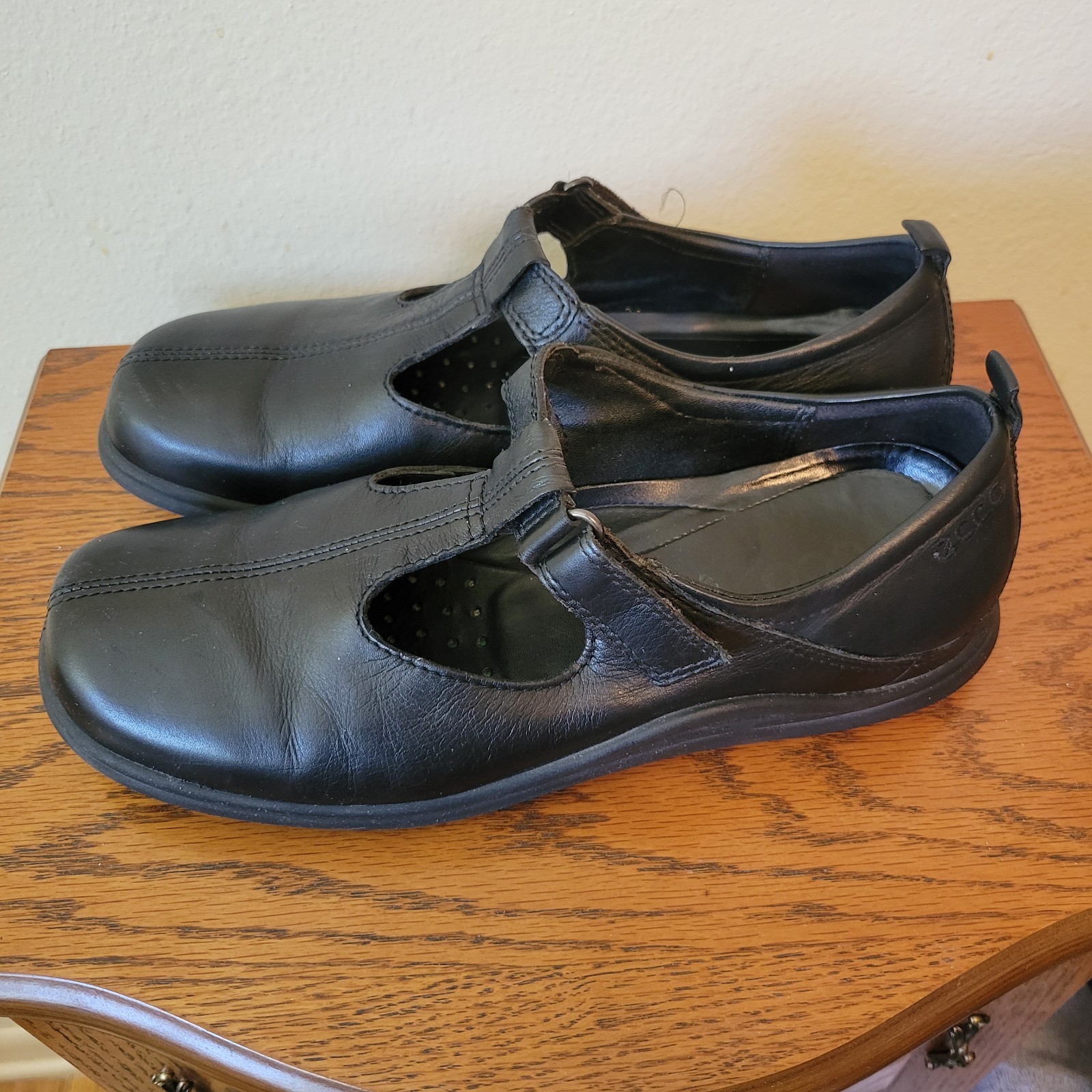 ECCO Womens Sz 8 Black Leather T Strap Mary Jane Comfort Loafers Flat Shoes