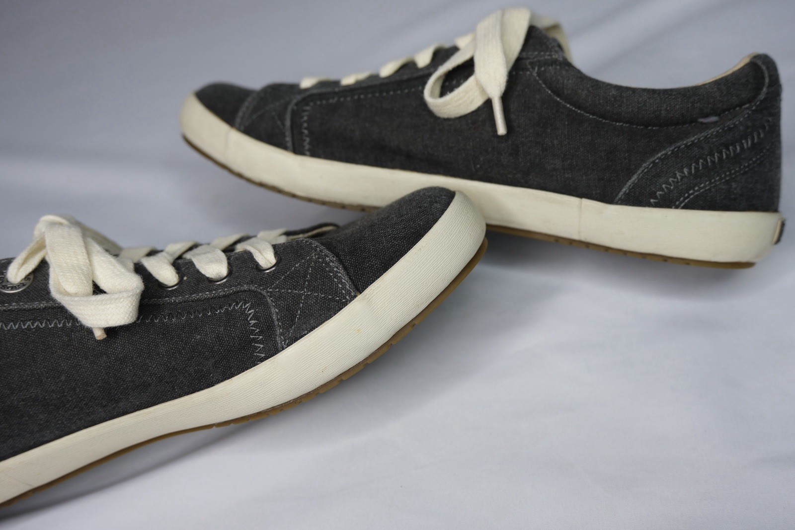 Taos Women’s Star Sneakers Size 10W Lace Up Comfort Shoes Charcoal Grey Wash