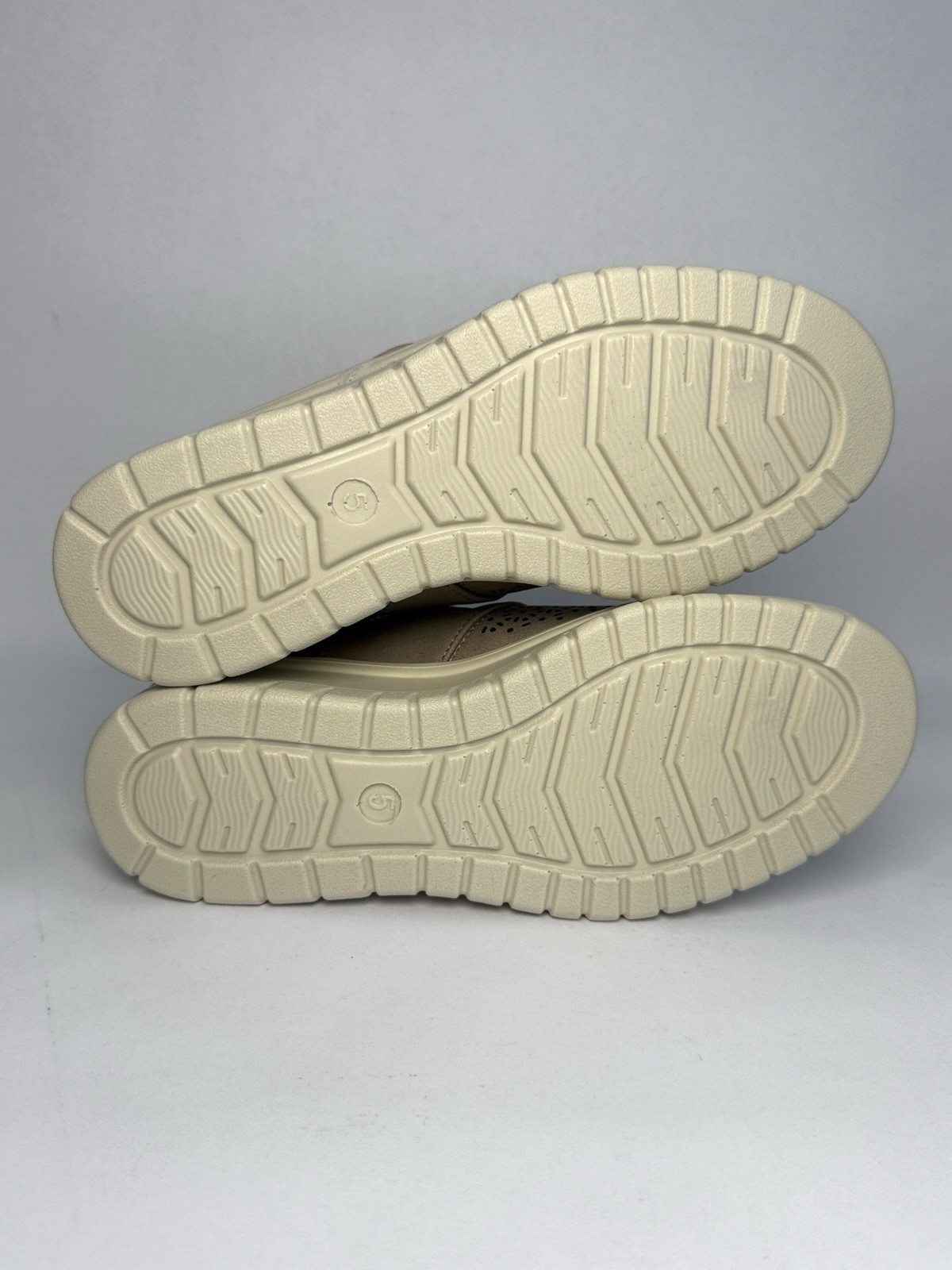 Easy Street Aretha Women’s Slip On Shoes Natural Size 5 Comfort New