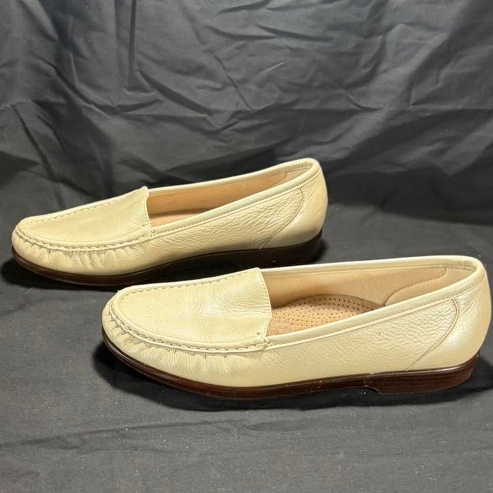 🚨 SAS Women’s Leather SAS Cream Moccasin Loafers Shoes. Size: 10 W 👞
