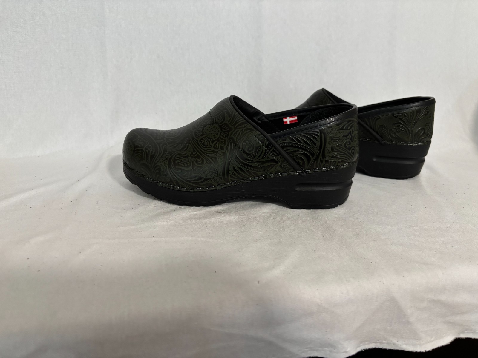 New in box Sanita The Original Danish clogs dark green size 6