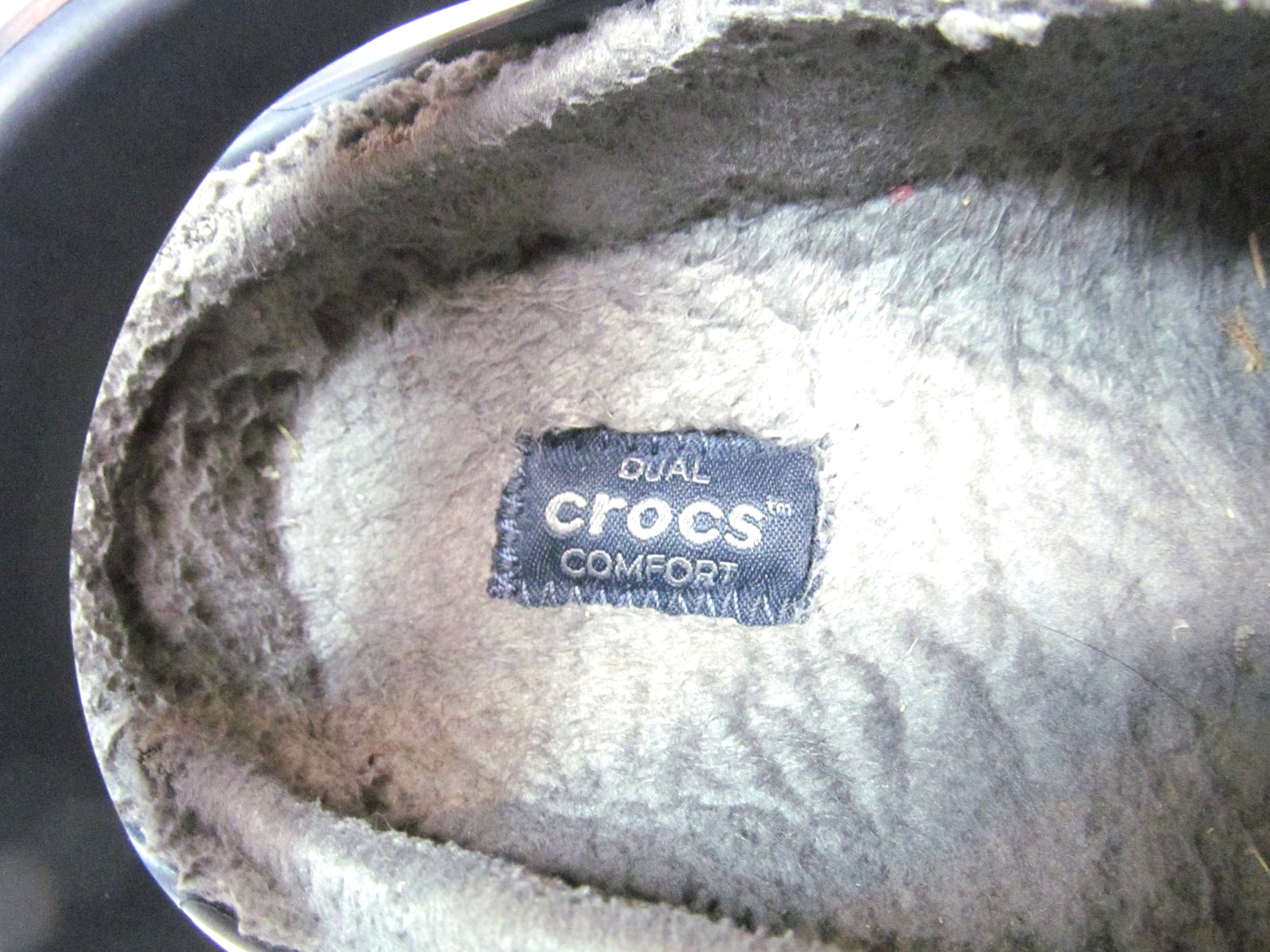 Crocs Faux Fur Lined Dark Blue Womens Size 8 Dual Comfort with cute daisy pins