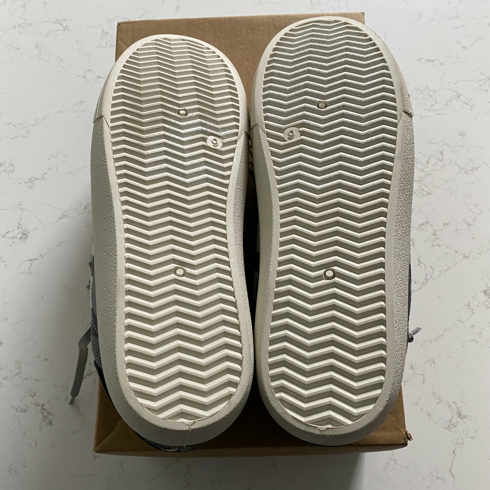 Vintage Havana Fly Pattern Unique Low Top Sneakers Size 8 Fall