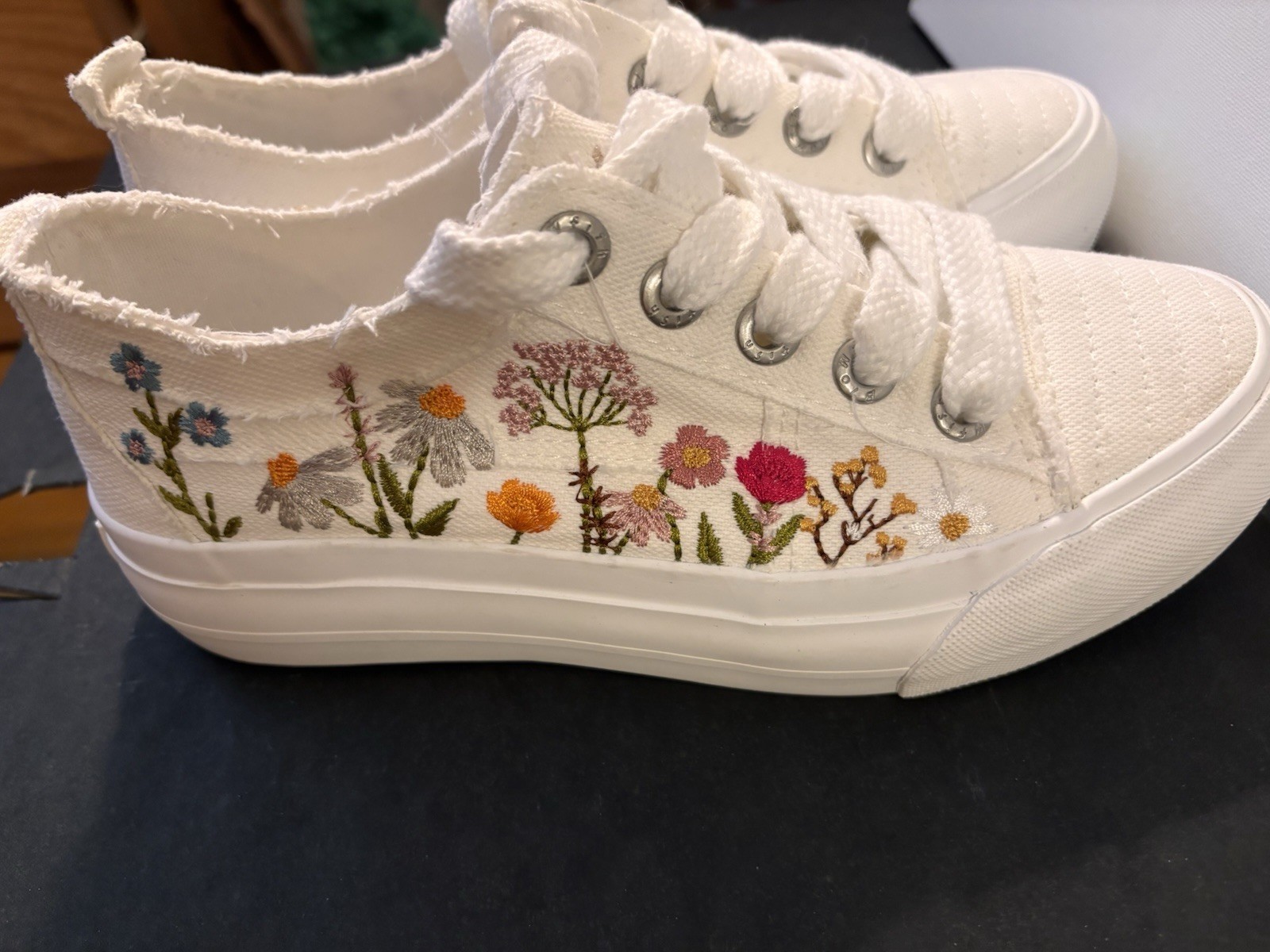 Women’s Sadie Sun Sneaker Tennis Shoe SIZE 5 New W/O Tags. Flowers,white,spring,