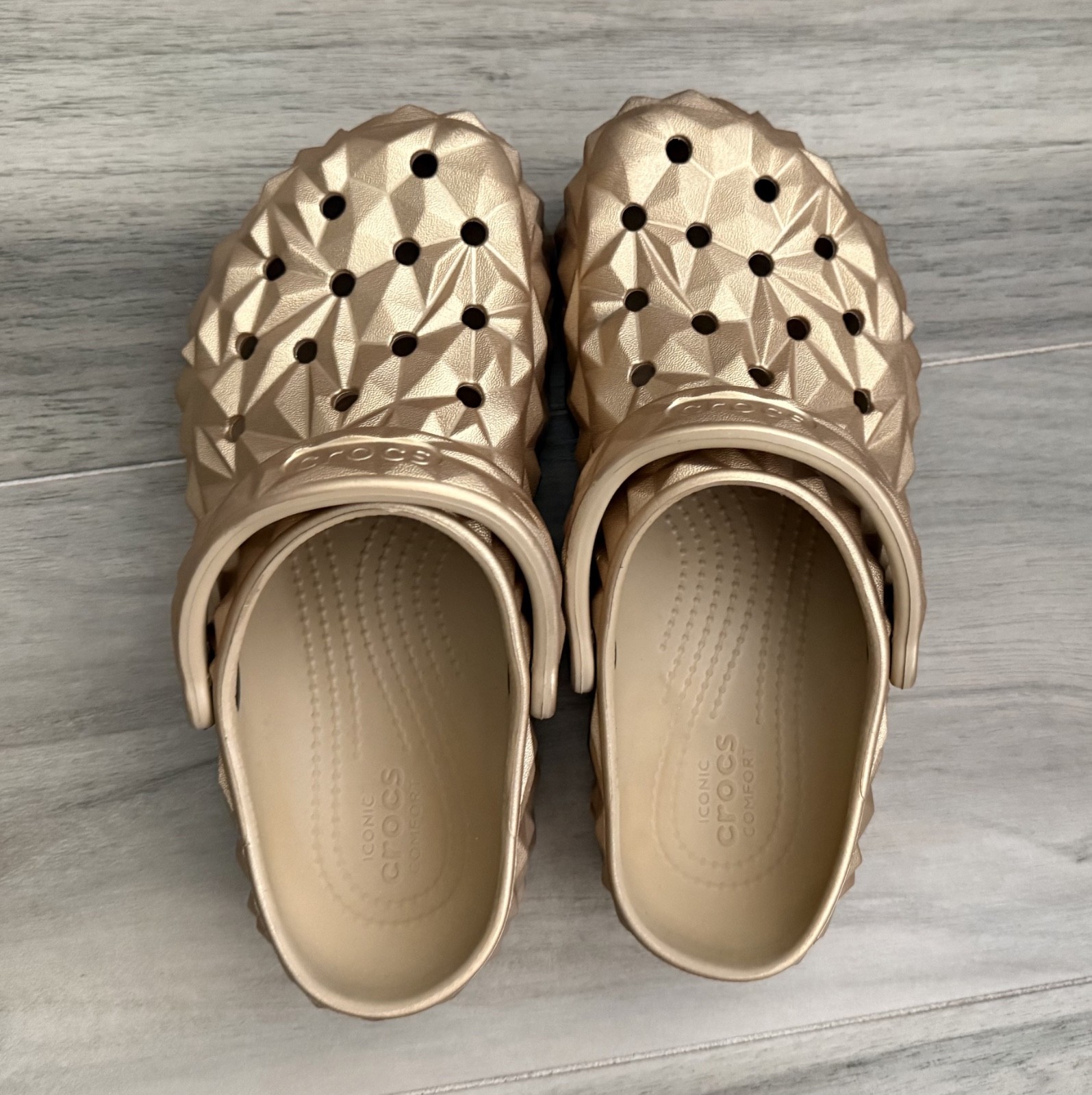 RARE Crocs Geometric Clogs Gold Metallic WOMEN size 7, MEN size 5