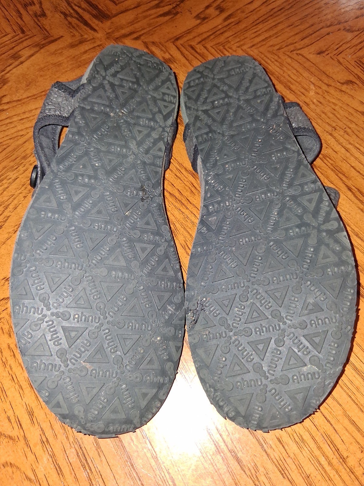 Ahnu Women’s Serena Thong Sandals Dark Gray Suede Leather Size 7 Comfy Shoes