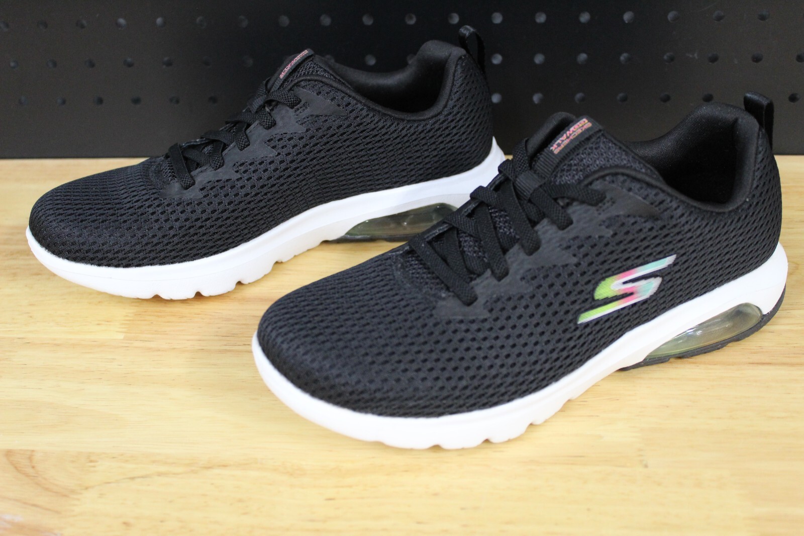 Skechers GOWalk Air Mesh Bungee Sneakers – Whirl-Black-7.5M-A395448-PreOwned