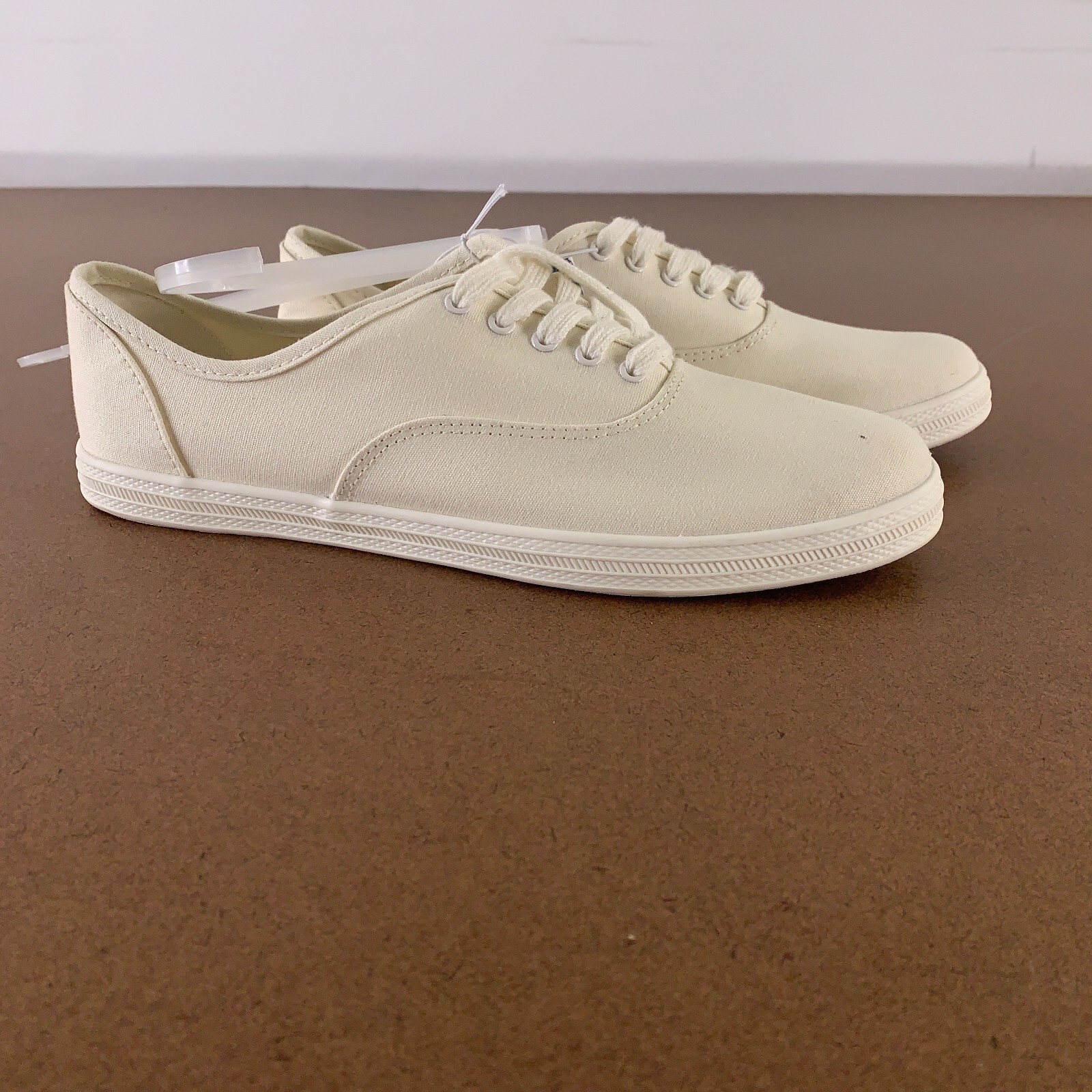 Universal Thread Women’s Shoe Size 10 Off-White Canvas Lace Up Sneakers NWT
