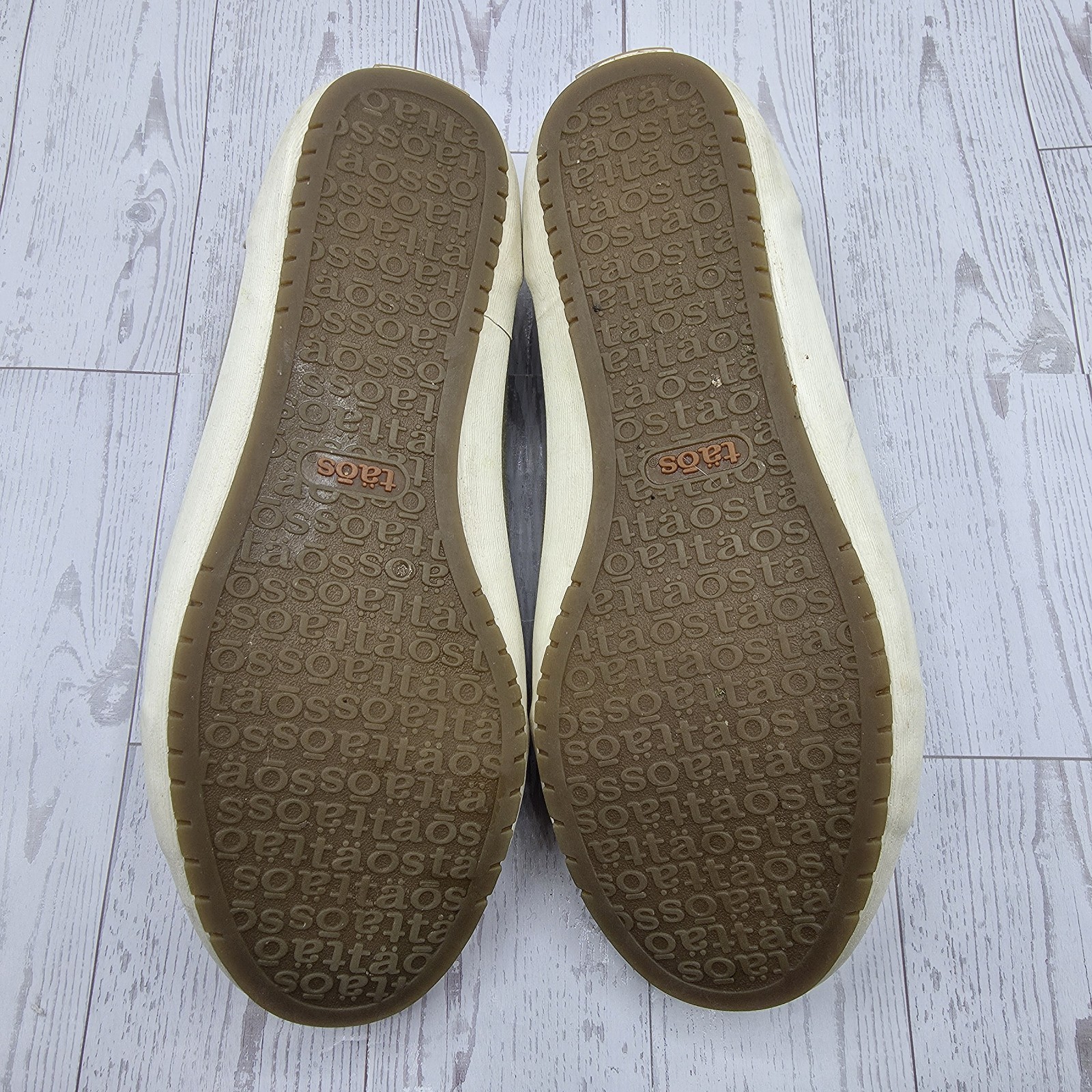 Taos Women’s Star canvas sneakers in a khaki or oat wash Size 5.5