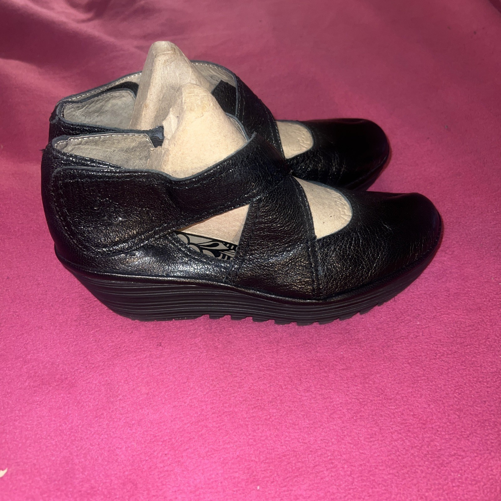 Women’s FLY LONDON Yogo Platform WEDGE Criss Cross Mary Jane Black Shoe 38/7