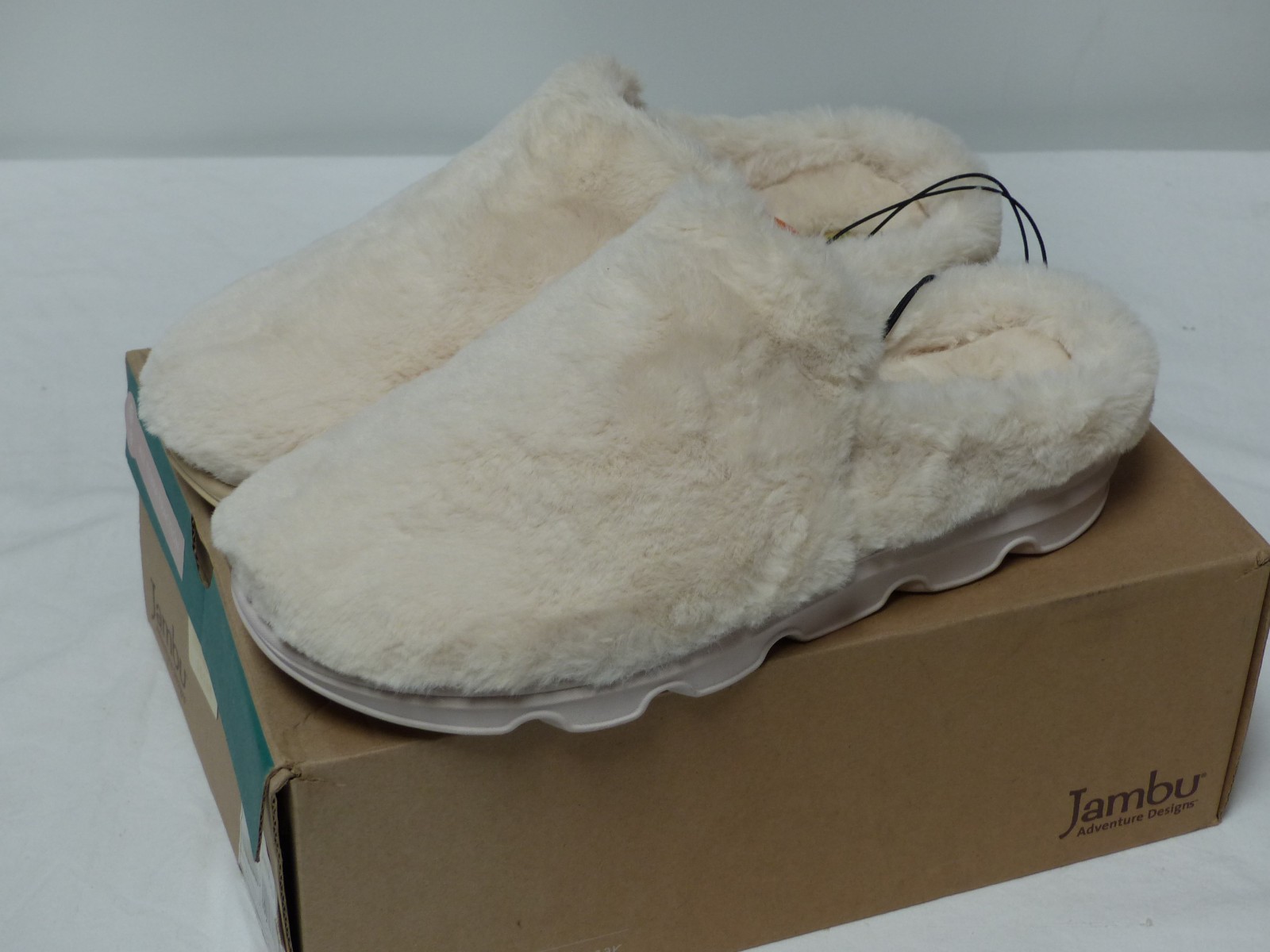 Jambu WOMENS SIZE 11 Slip-on Mule Outdoor Slipper Shoes Faux Fur WHITE Traction