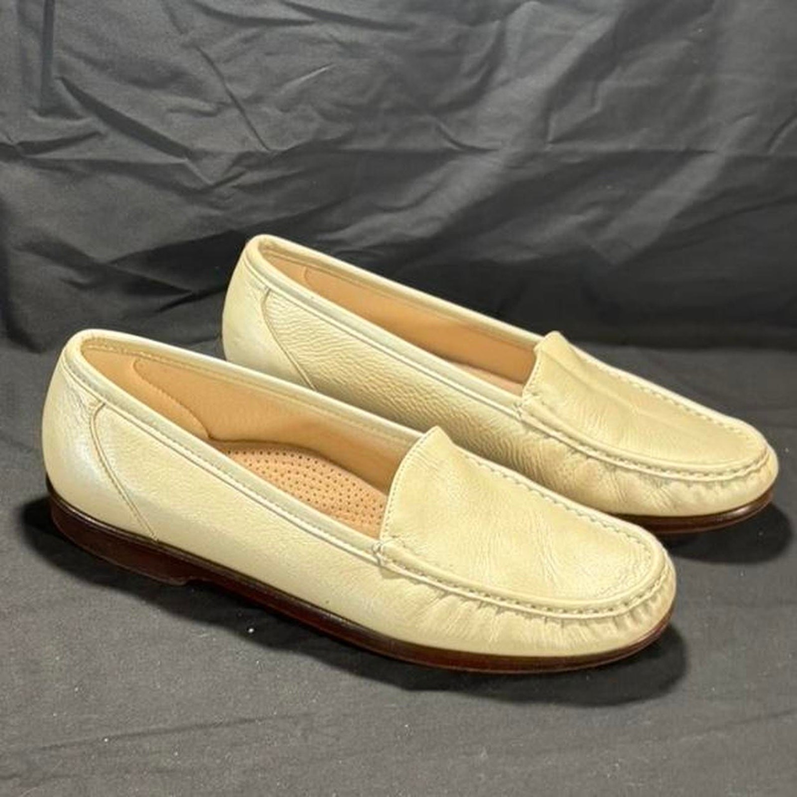 🚨 SAS Women’s Leather SAS Cream Moccasin Loafers Shoes. Size: 10 W 👞