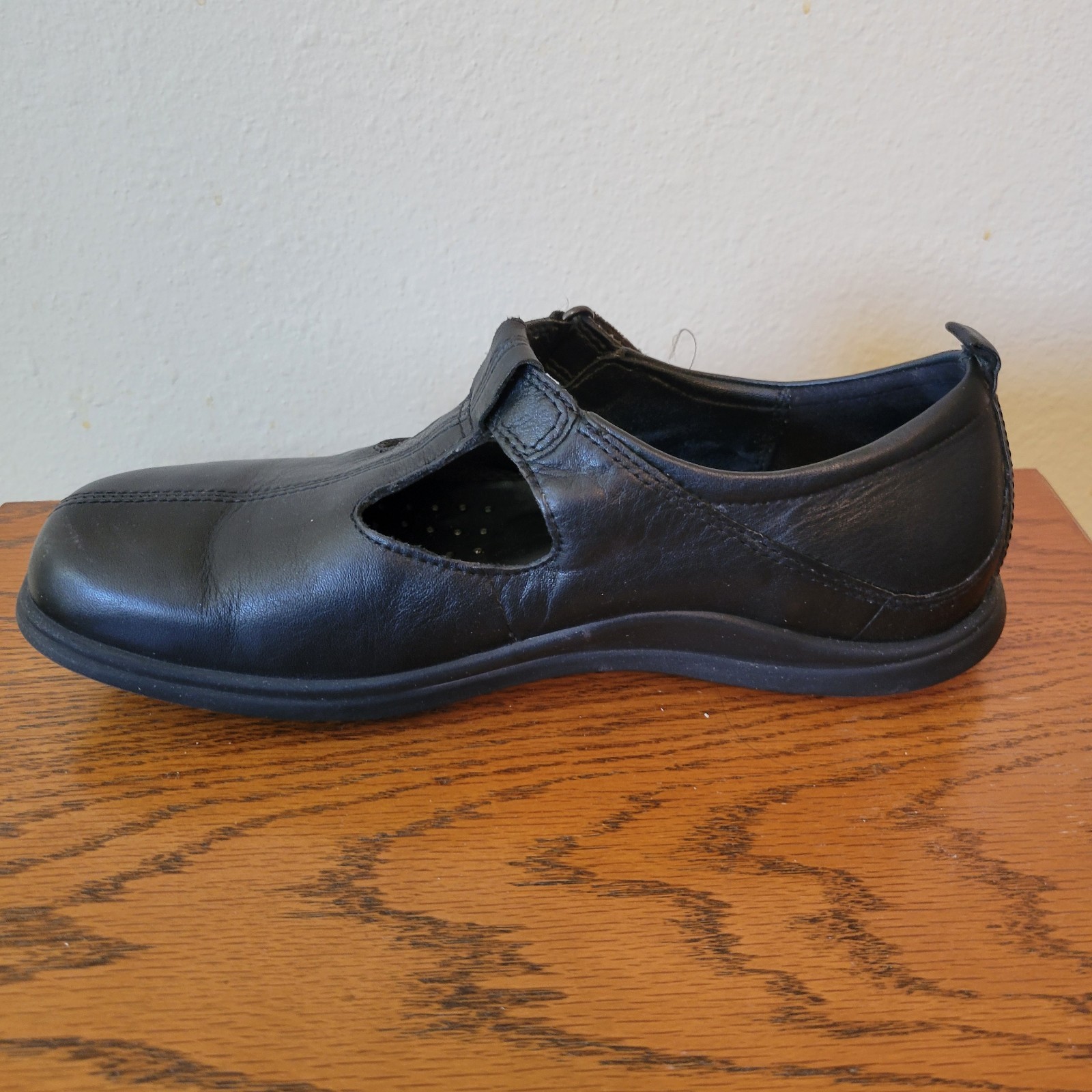 ECCO Womens Sz 8 Black Leather T Strap Mary Jane Comfort Loafers Flat Shoes