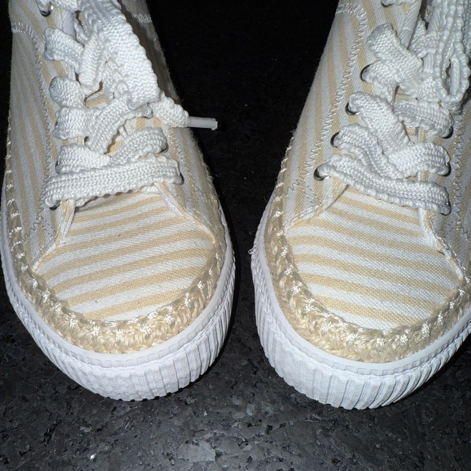 NEW MARC FISHER SPRYNG SNEAKER WHITE BEIGE STRIPES SO CUTE! Sz 7.5