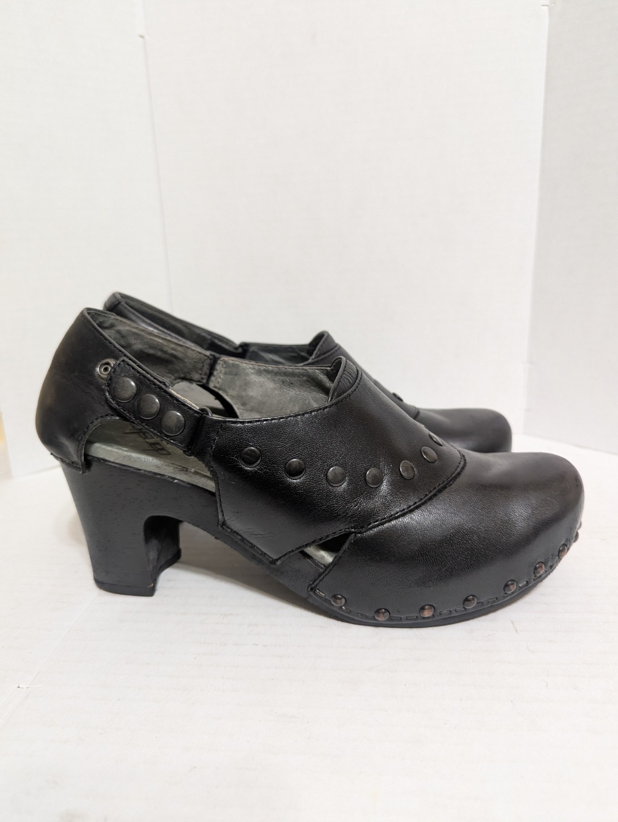 Dansko Women’s Size EU 38 (US 7.5 – 8) Studded Heel Button Black Clogs