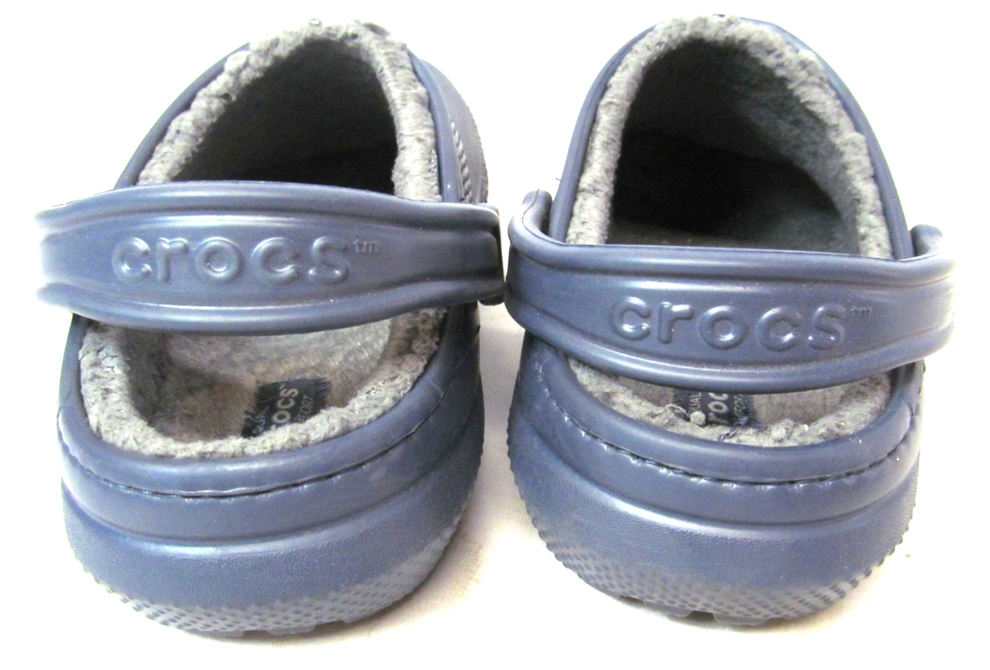 Crocs Faux Fur Lined Dark Blue Womens Size 8 Dual Comfort with cute daisy pins