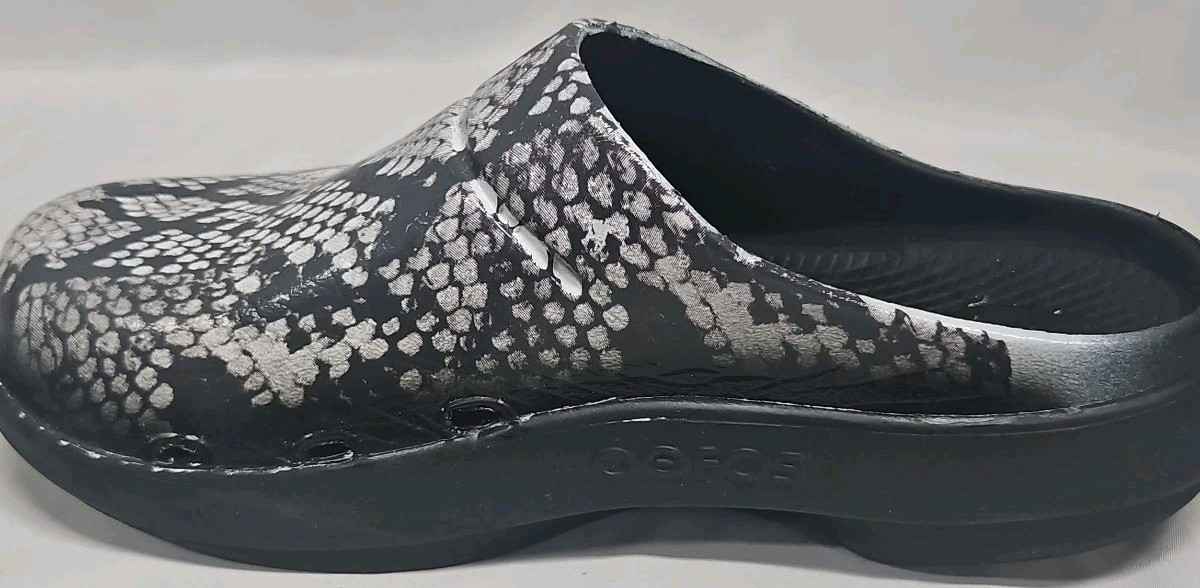 OOFOS Clogs black and gray reptile pattern Animal Print Women’s size 8 GUC