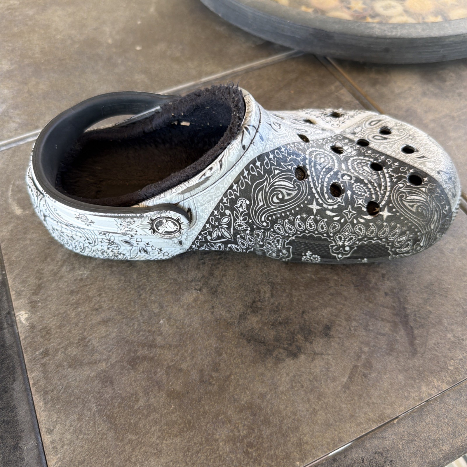 CROCS Baya Bandana pPaisley Printed Clog Shoe Unisex M6 W8 Black Gray