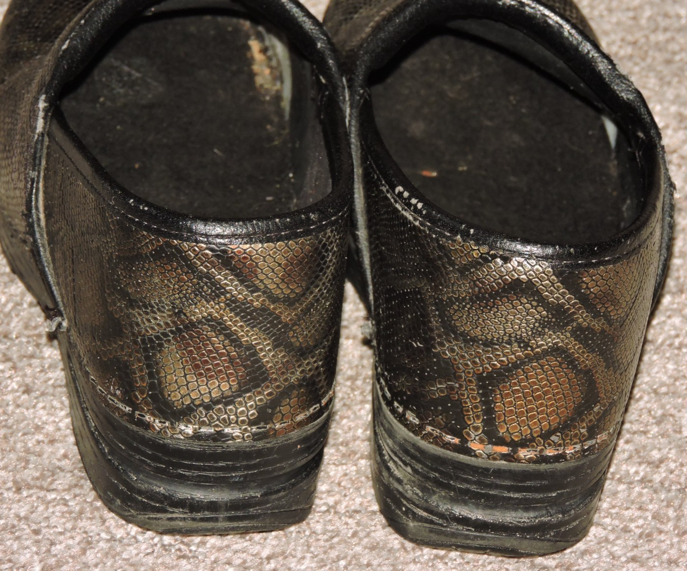 Dansko SZ 39 clogs textured blk/bronze snake print notice flaws on the edges