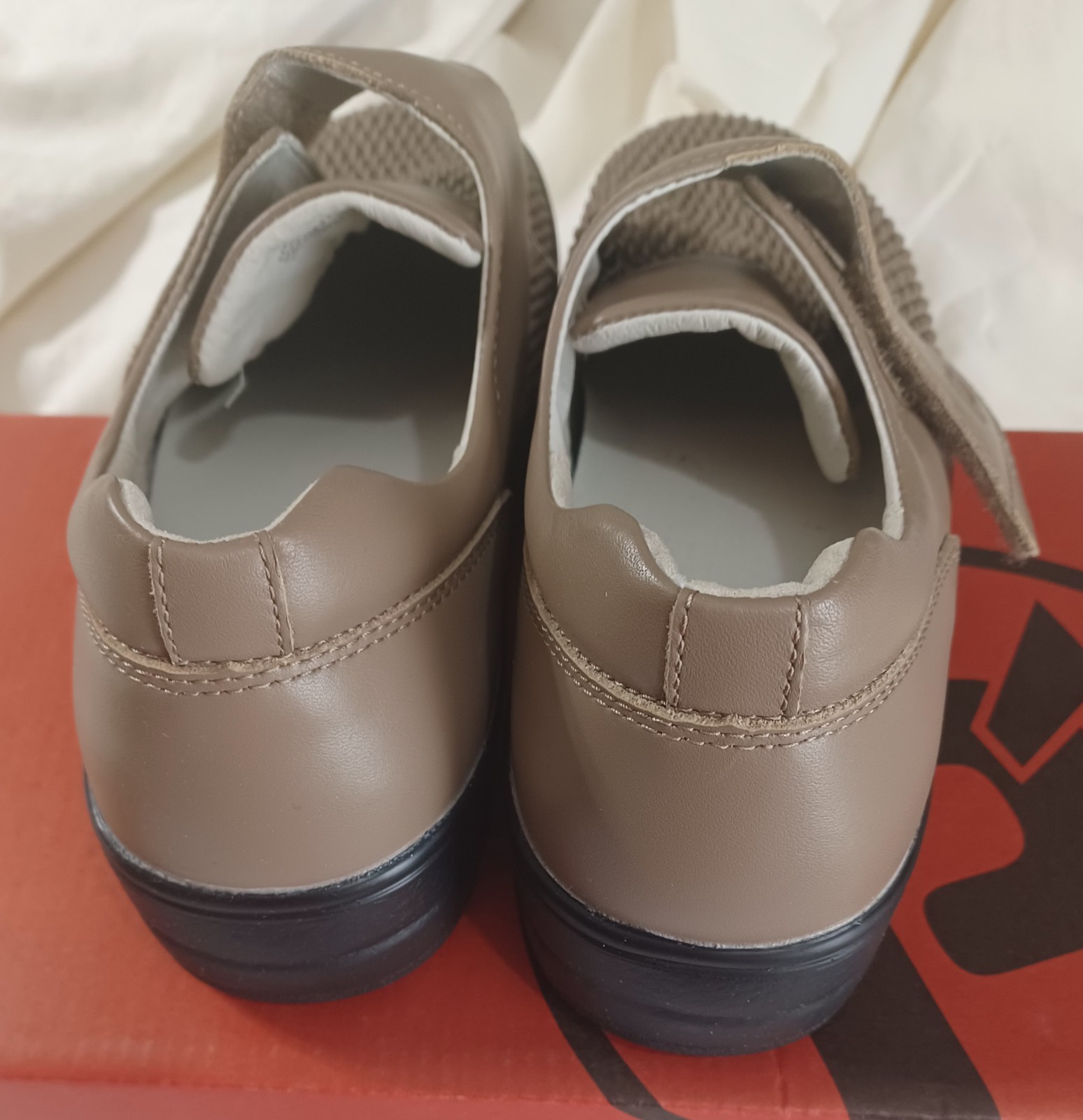Propet Womens Shoes Olivia WPRX25 Taupe, New With Box Size9 B, Hook & Loop NIB