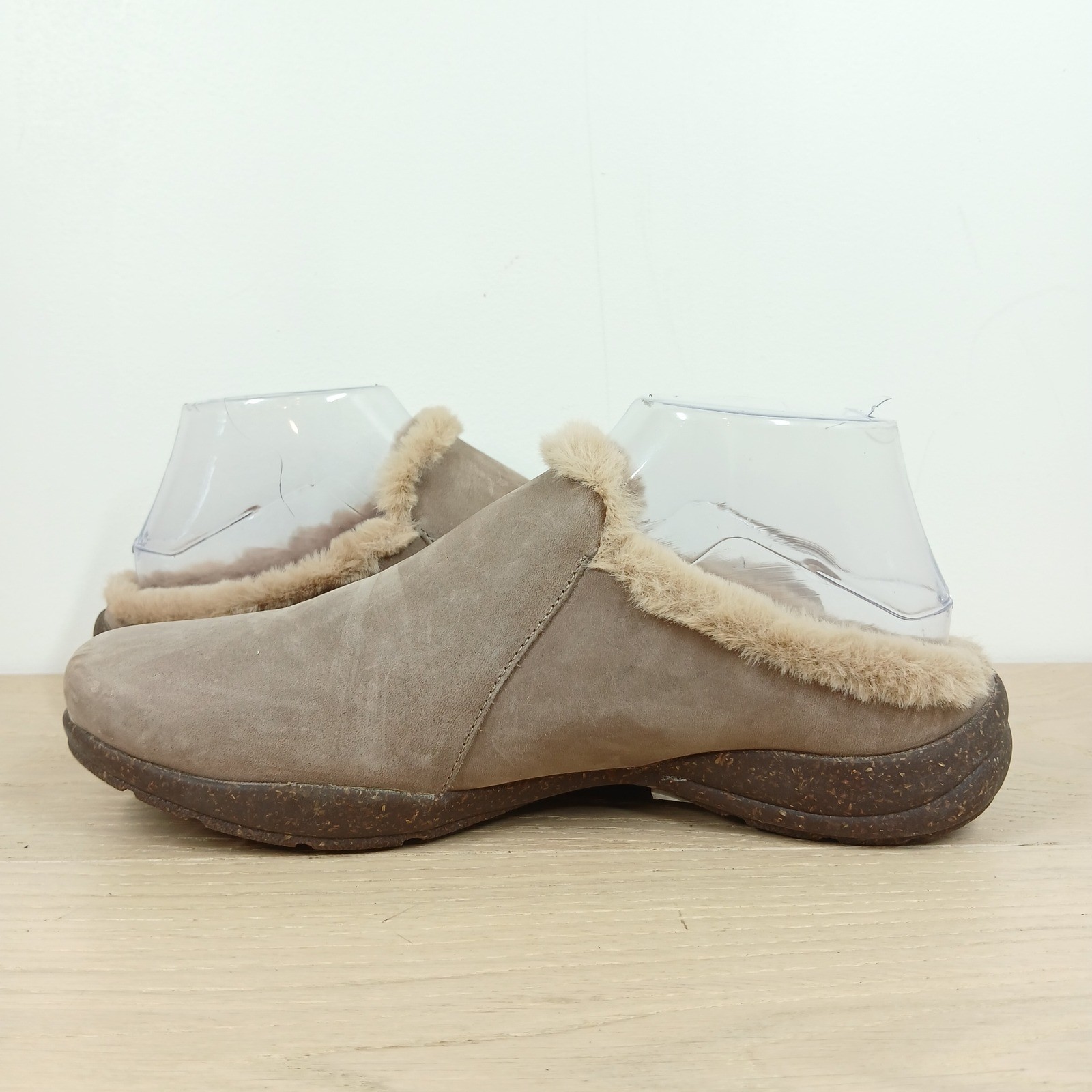 Clarks Clogs Womens 8.5W Beige Suede Faux Fur Lined Comfort Mules Slip On