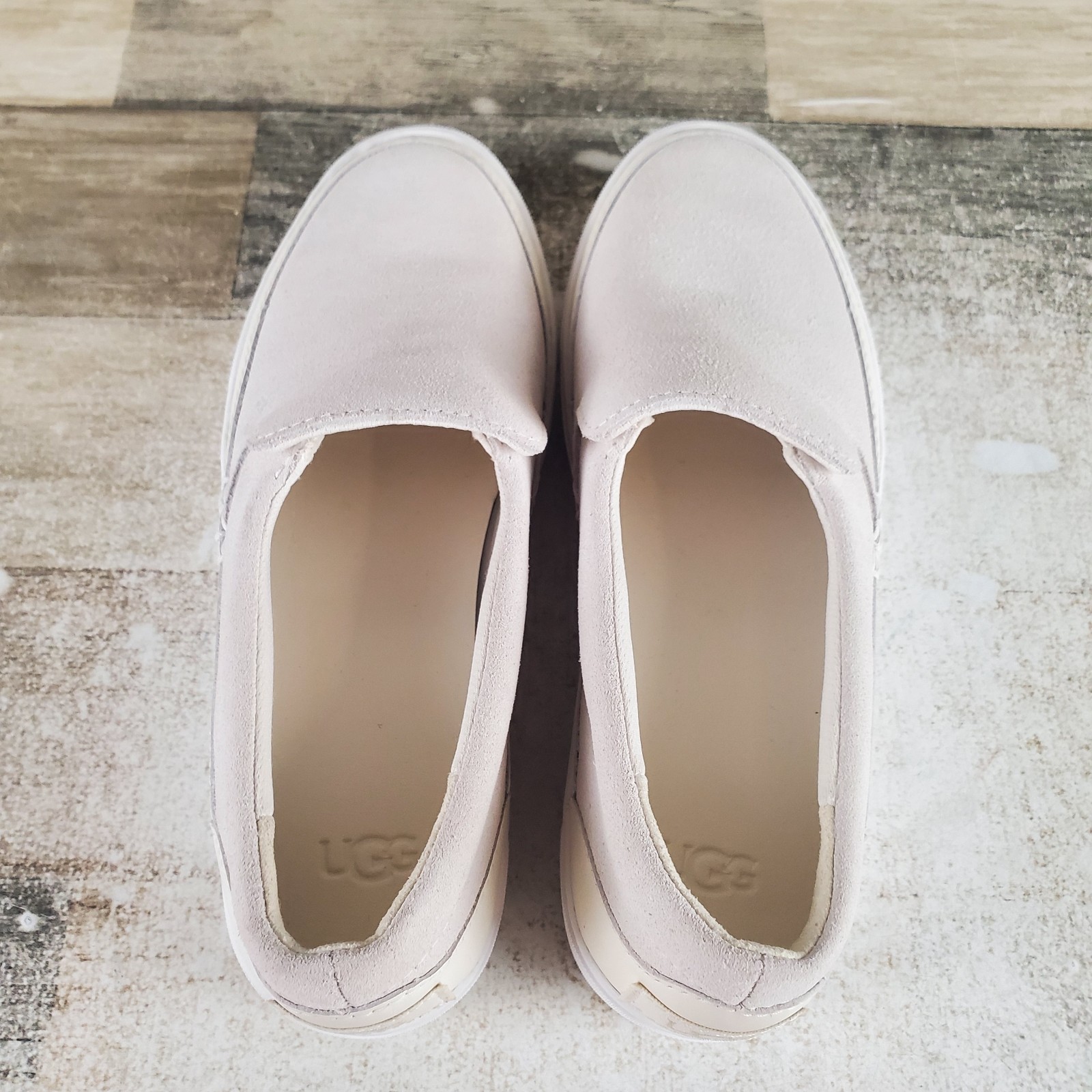UGG Zilo Womens Shoes Sz 7 Beige Suede Comfort Low Top Round Toe Slip On Sneaker