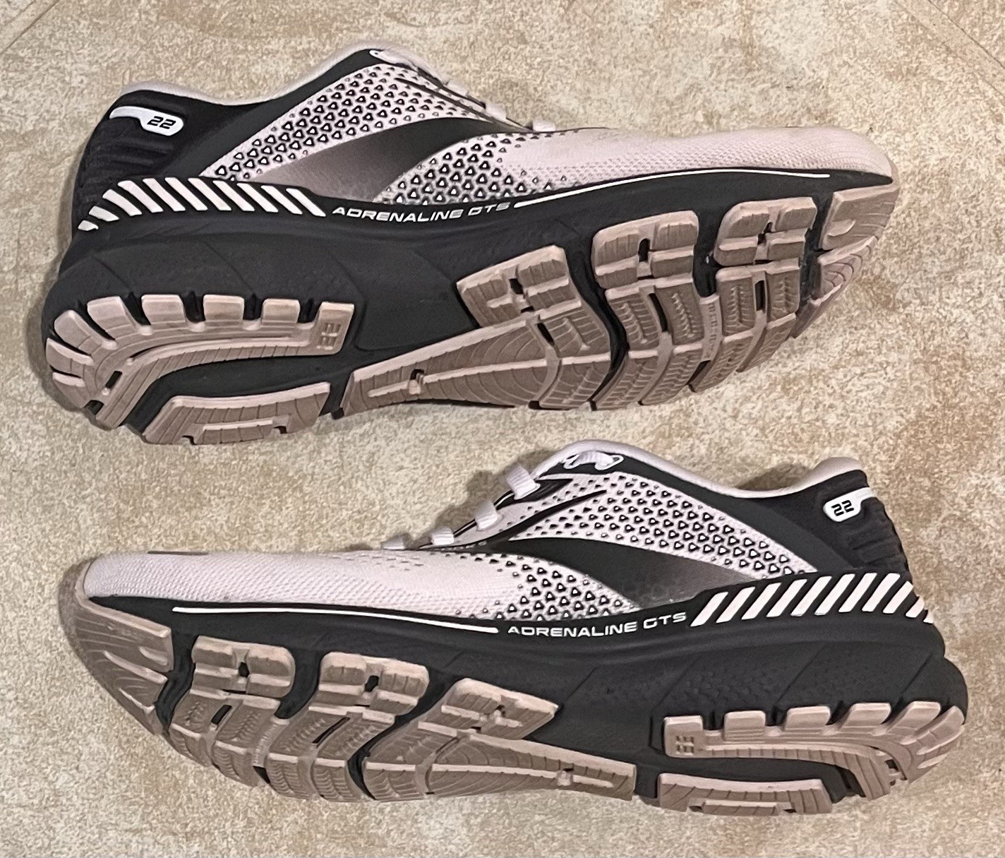 Brooks Adrenaline GTS 22 Womens Shoes Sz 7.5 B Pink Blackened Pearl Sneakers